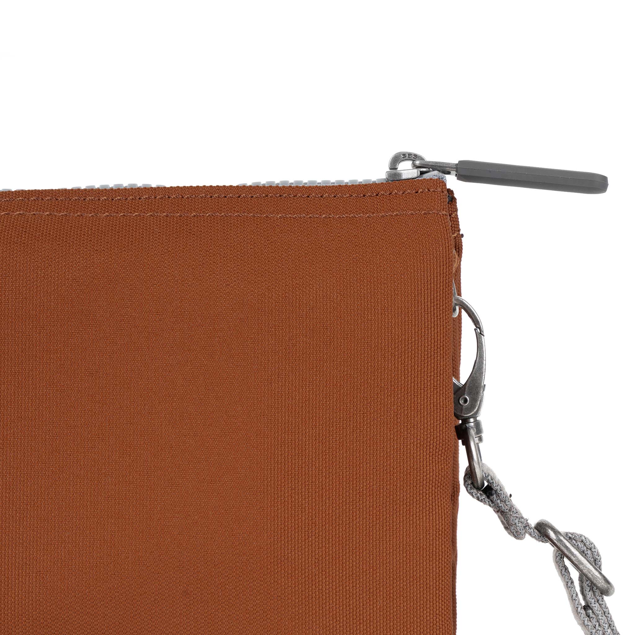 ROKA London - Carnaby XL XL Carnaby crossbody-väska #Färg_Bran