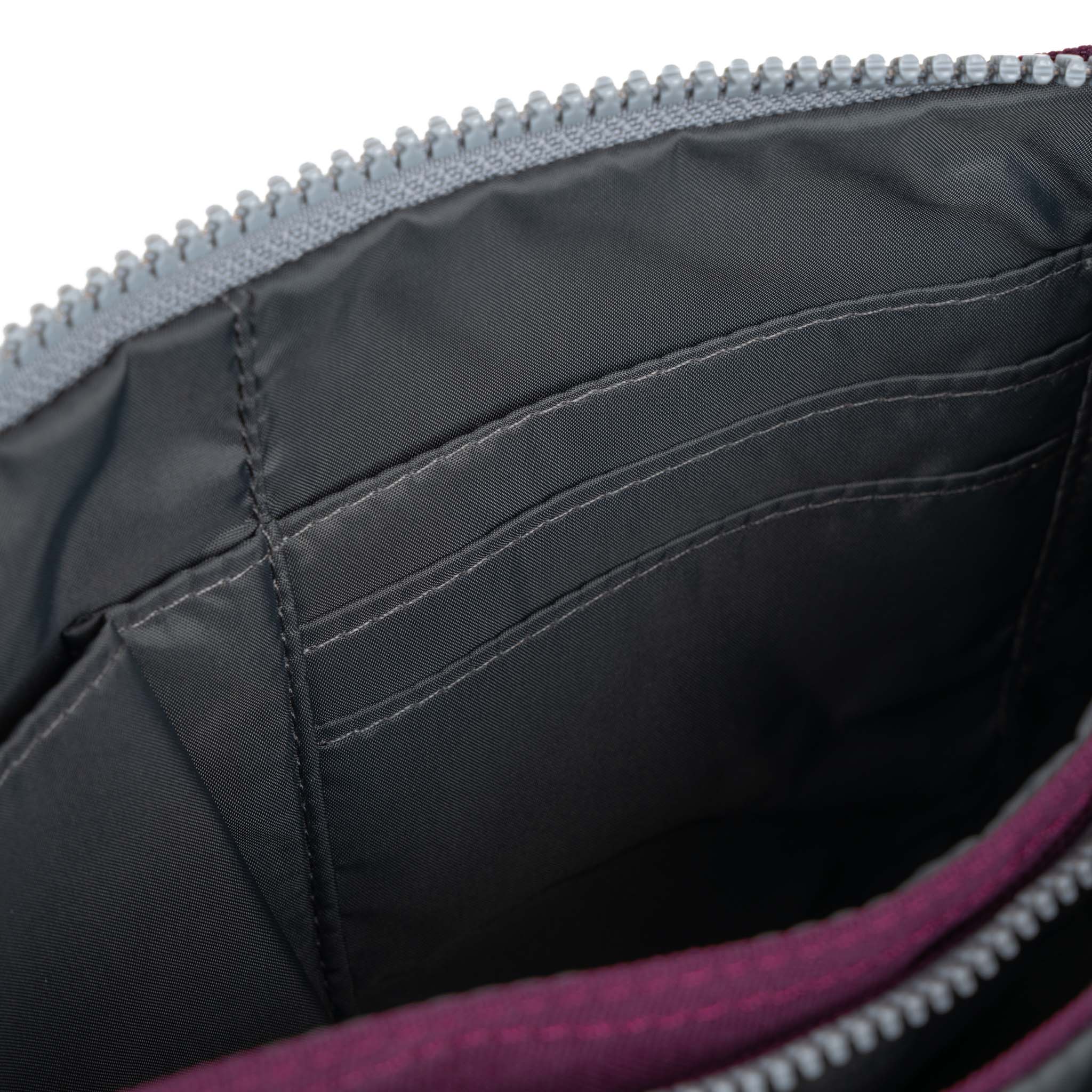ROKA London - Carnaby XL XL Carnaby crossbody-väska #Färg_Cherry_Lacquer