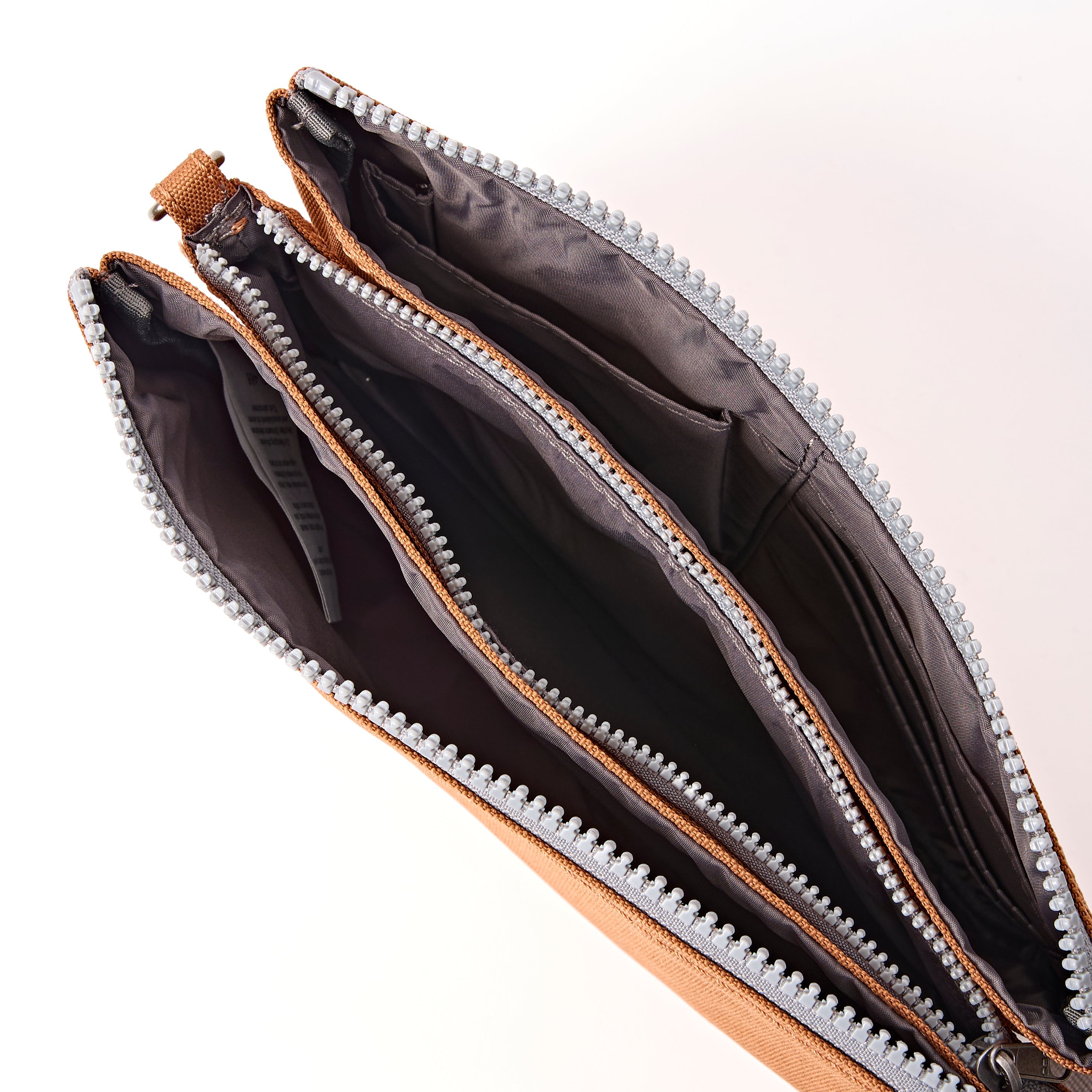 ROKA London - Carnaby XL XL Carnaby crossbody-väska #Färg_Cinnamon