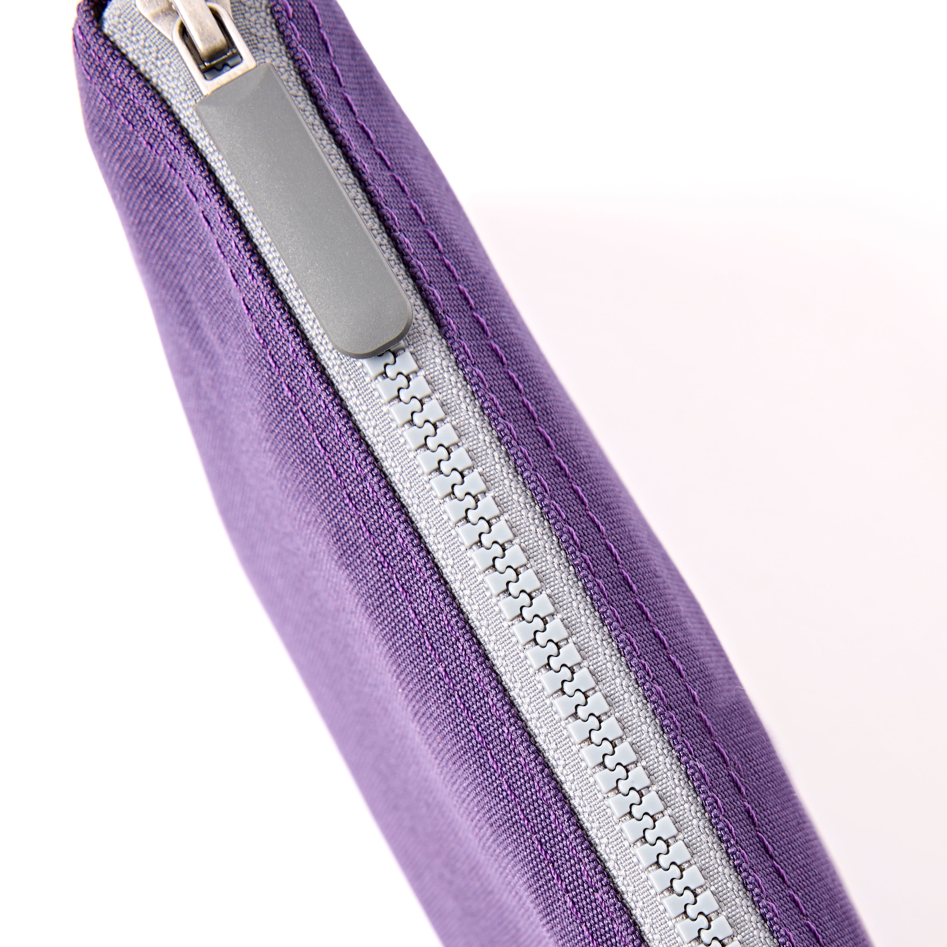 ROKA London - Carnaby XL XL Carnaby crossbody-väska #Färg_Deep_Grape
