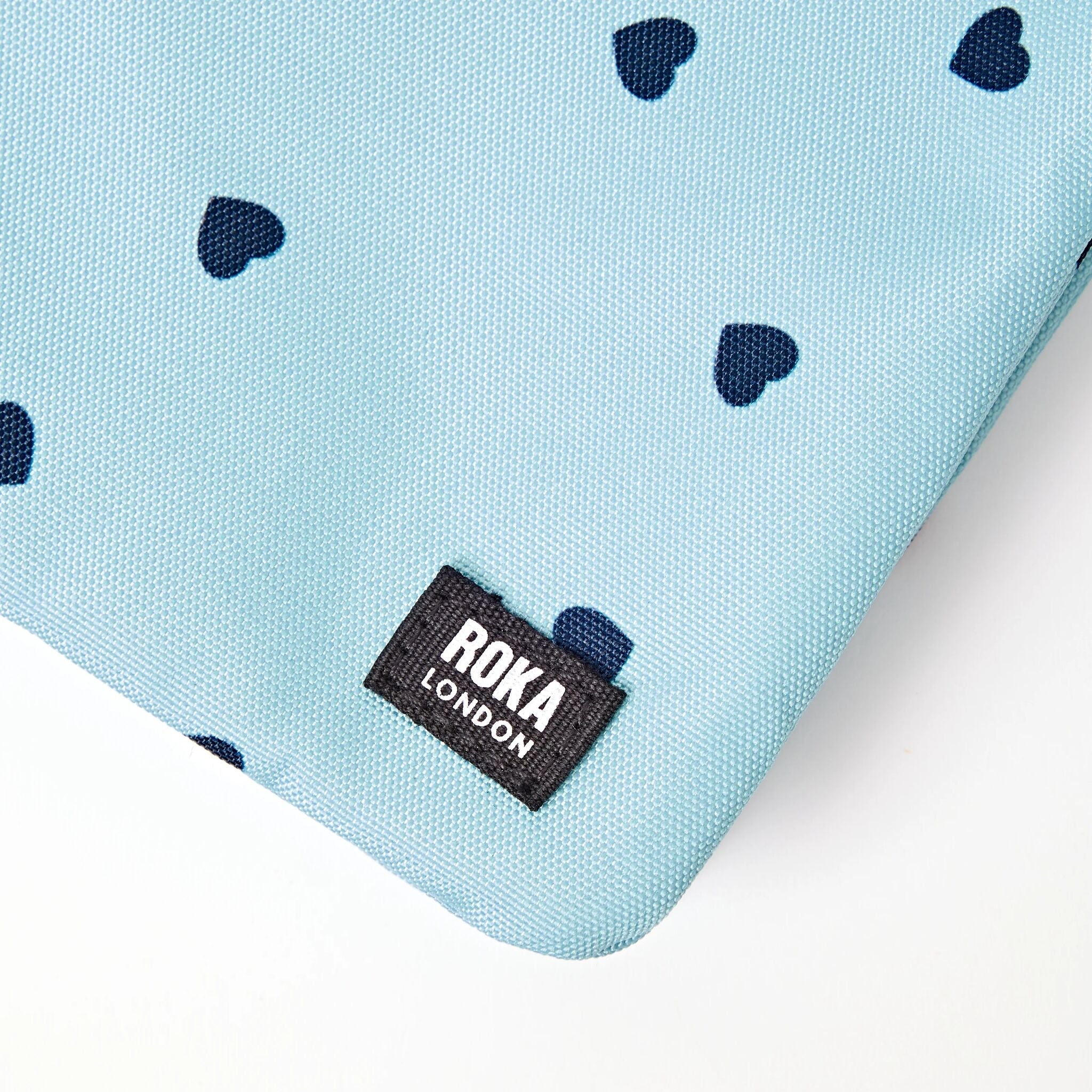 ROKA London - Carnaby XL XL Carnaby crossbody-väska #Färg_Heart_Print