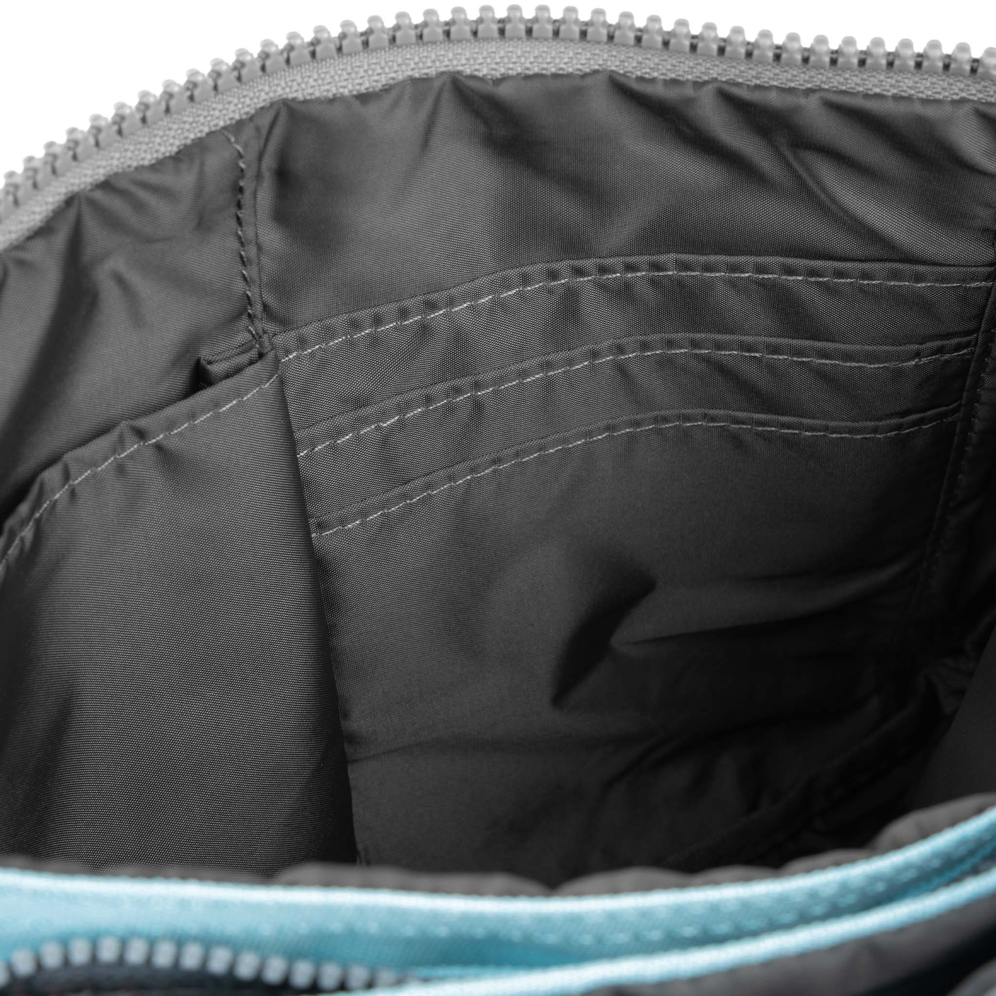 ROKA London - Carnaby XL XL Carnaby crossbody-väska #Färg_Ice
