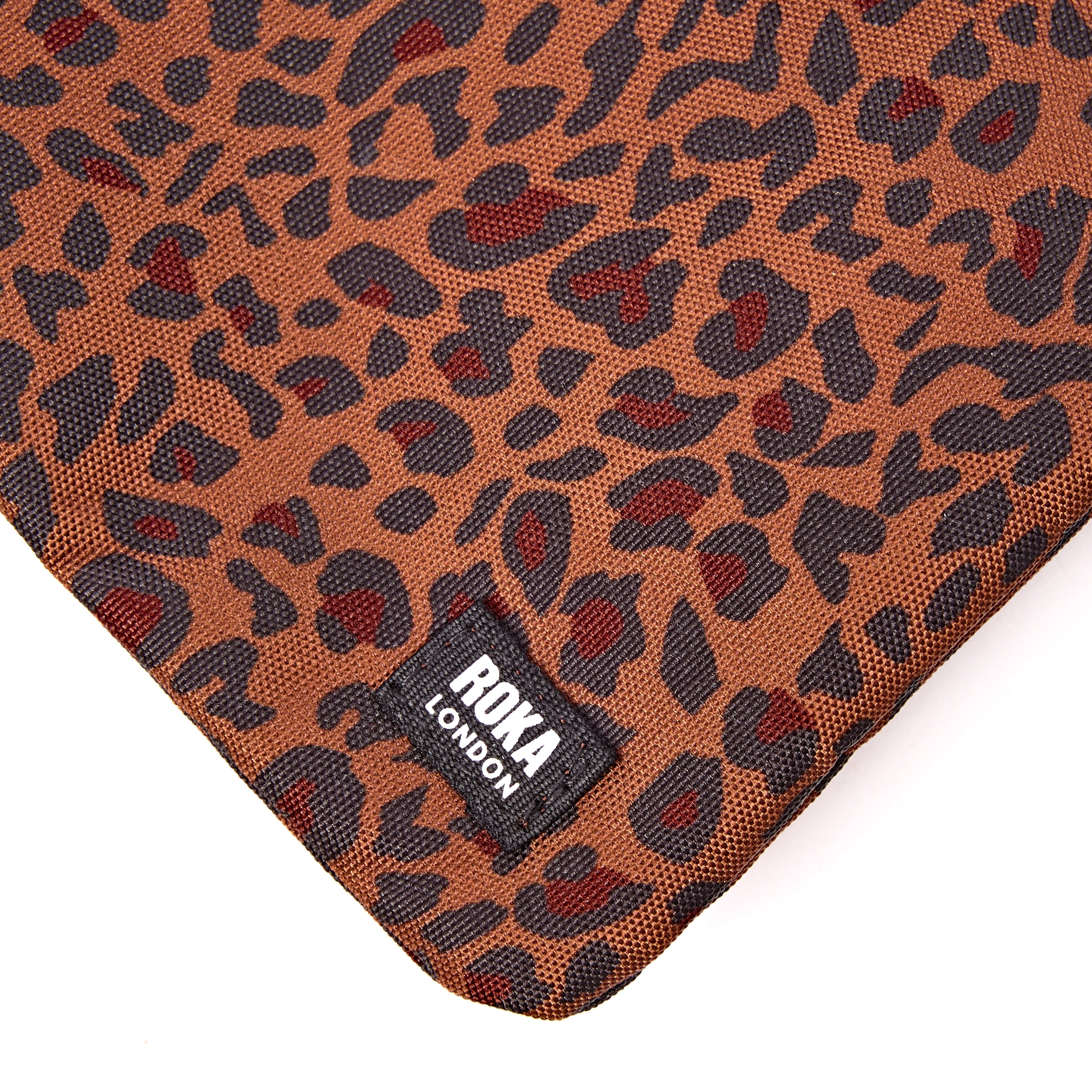ROKA London - Carnaby XL XL Carnaby crossbody-väska #Färg_Mini_Leopard
