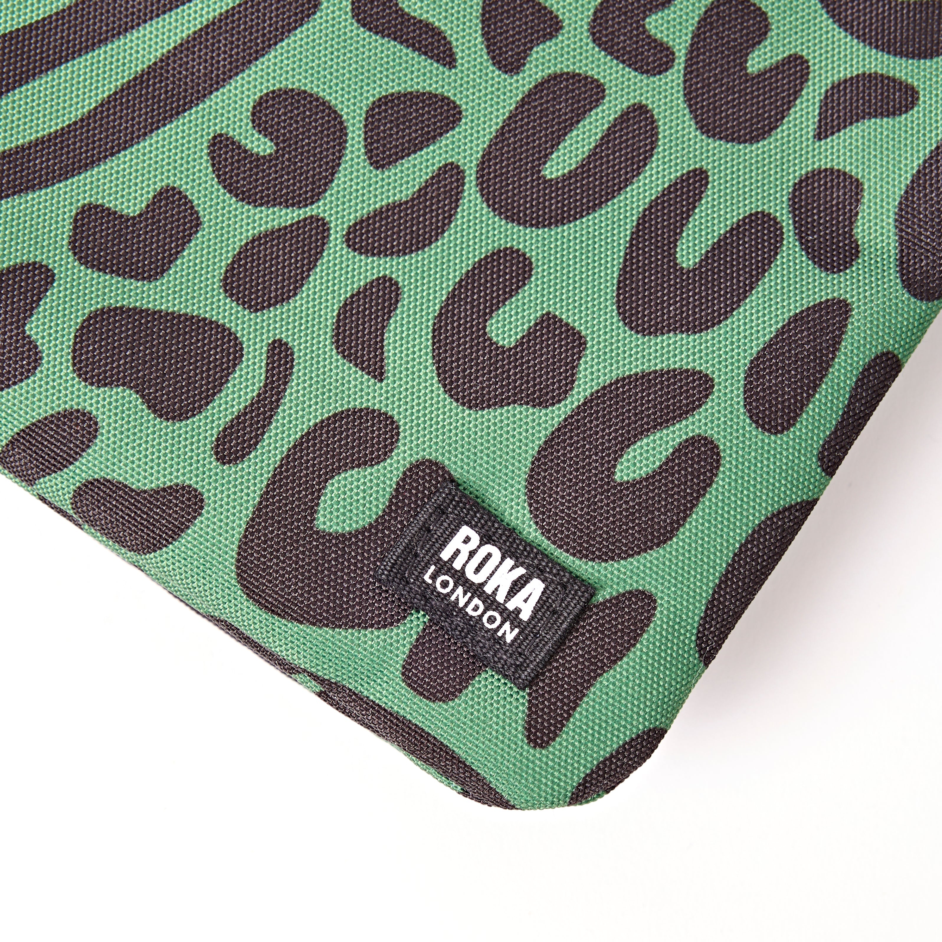 ROKA London - Carnaby XL XL Carnaby crossbody-väska #Färg_Mixed_Animal_Artichoke
