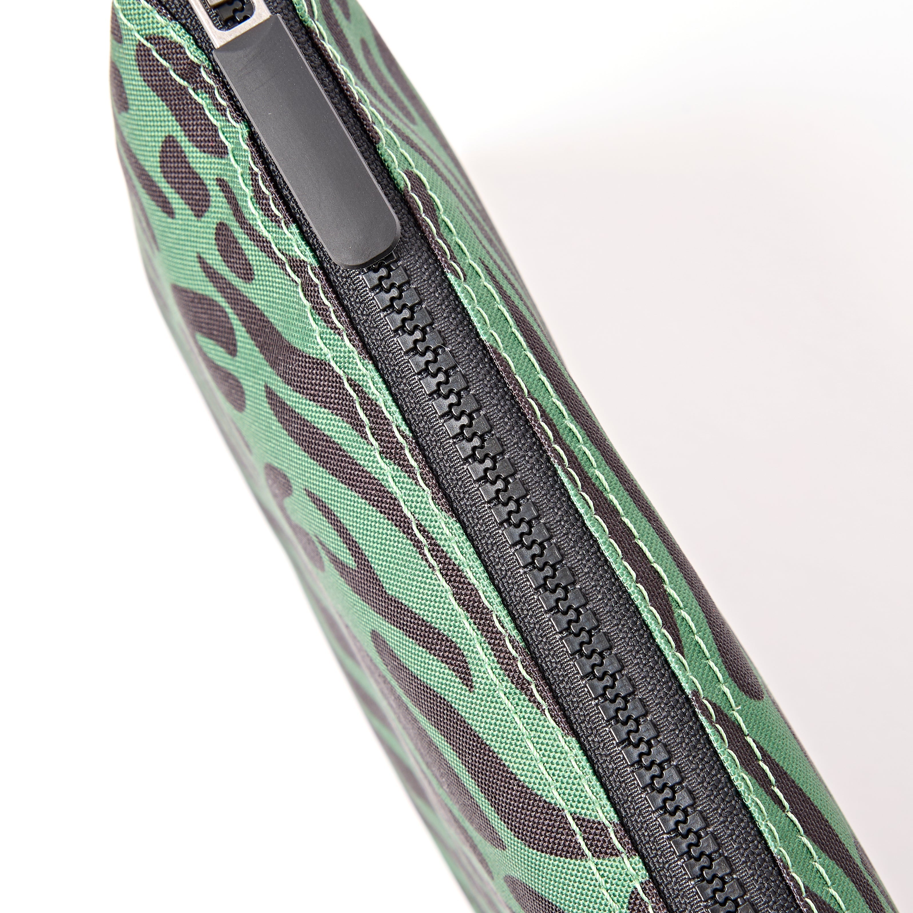ROKA London - Carnaby XL XL Carnaby crossbody-väska #Färg_Mixed_Animal_Artichoke