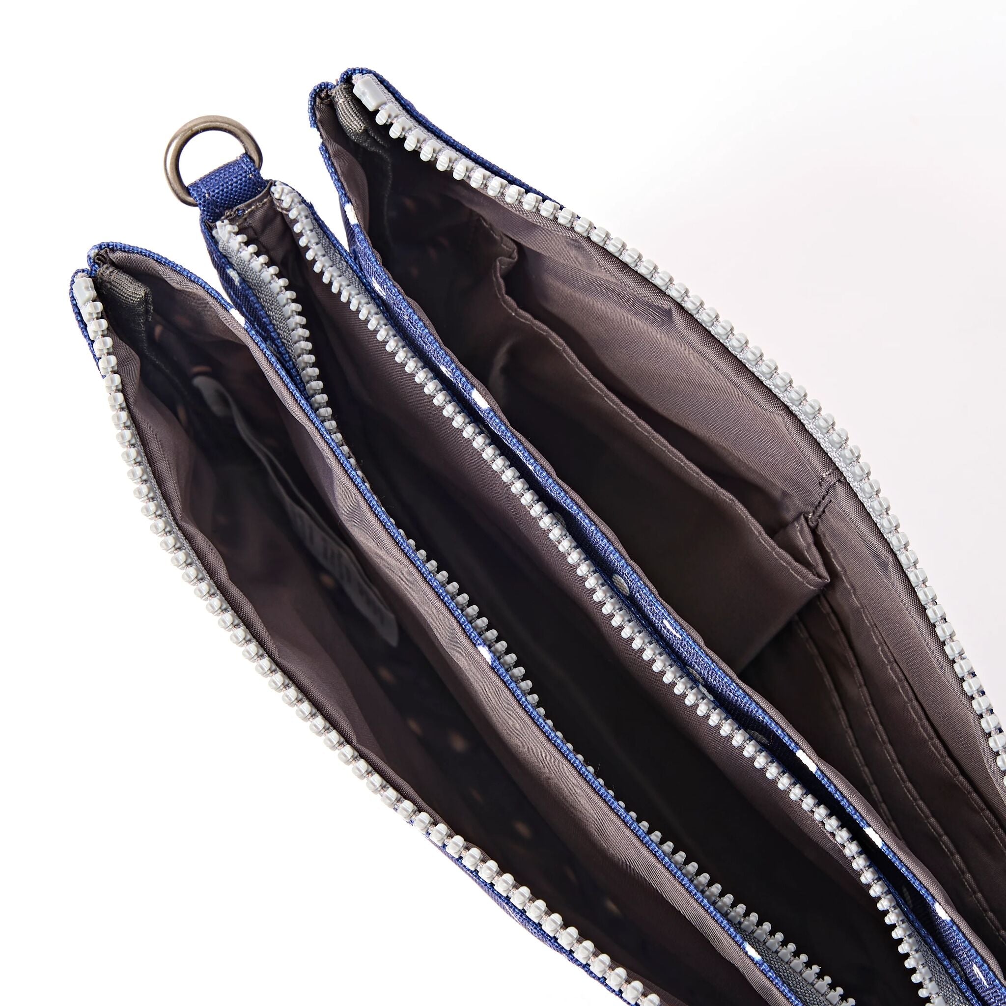 ROKA London - Carnaby XL XL Carnaby crossbody-väska #Färg_Navy_Polka_Dot