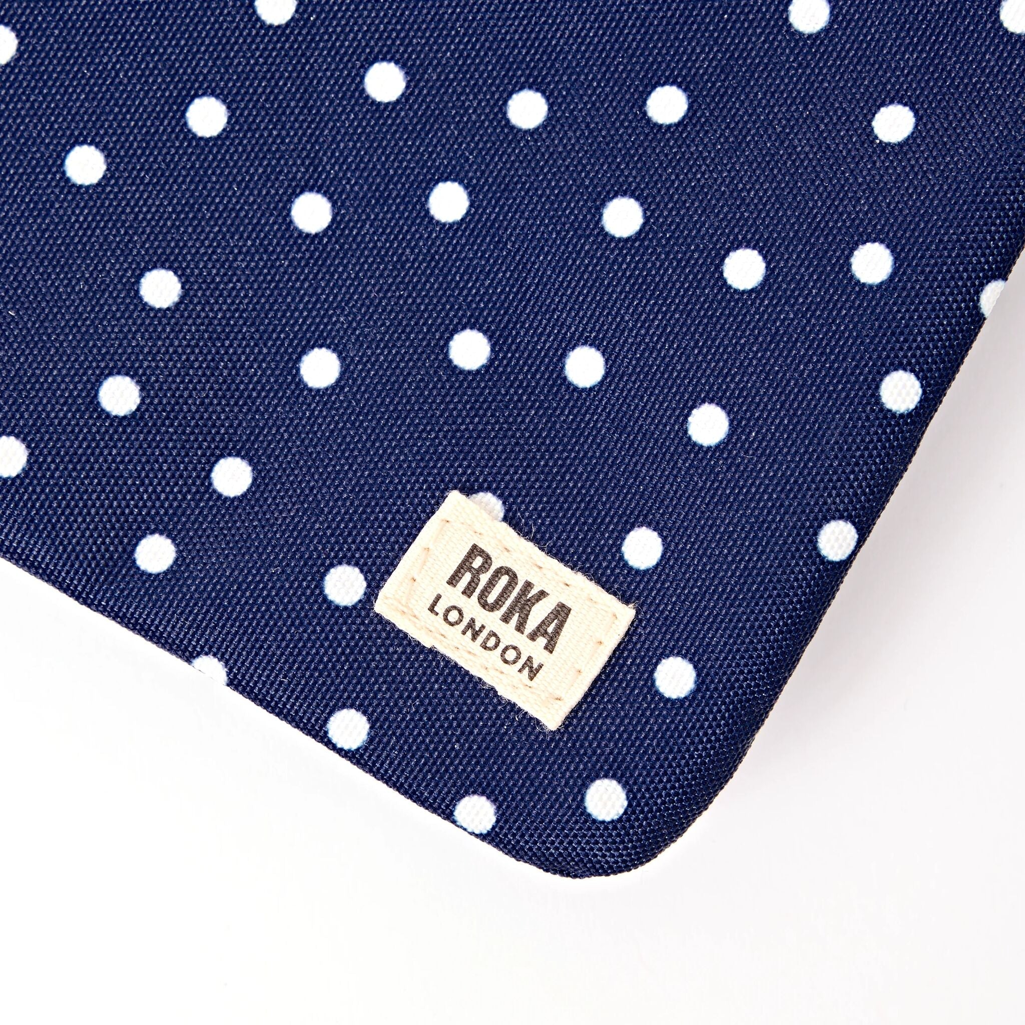 ROKA London - Carnaby XL XL Carnaby crossbody-väska #Färg_Navy_Polka_Dot