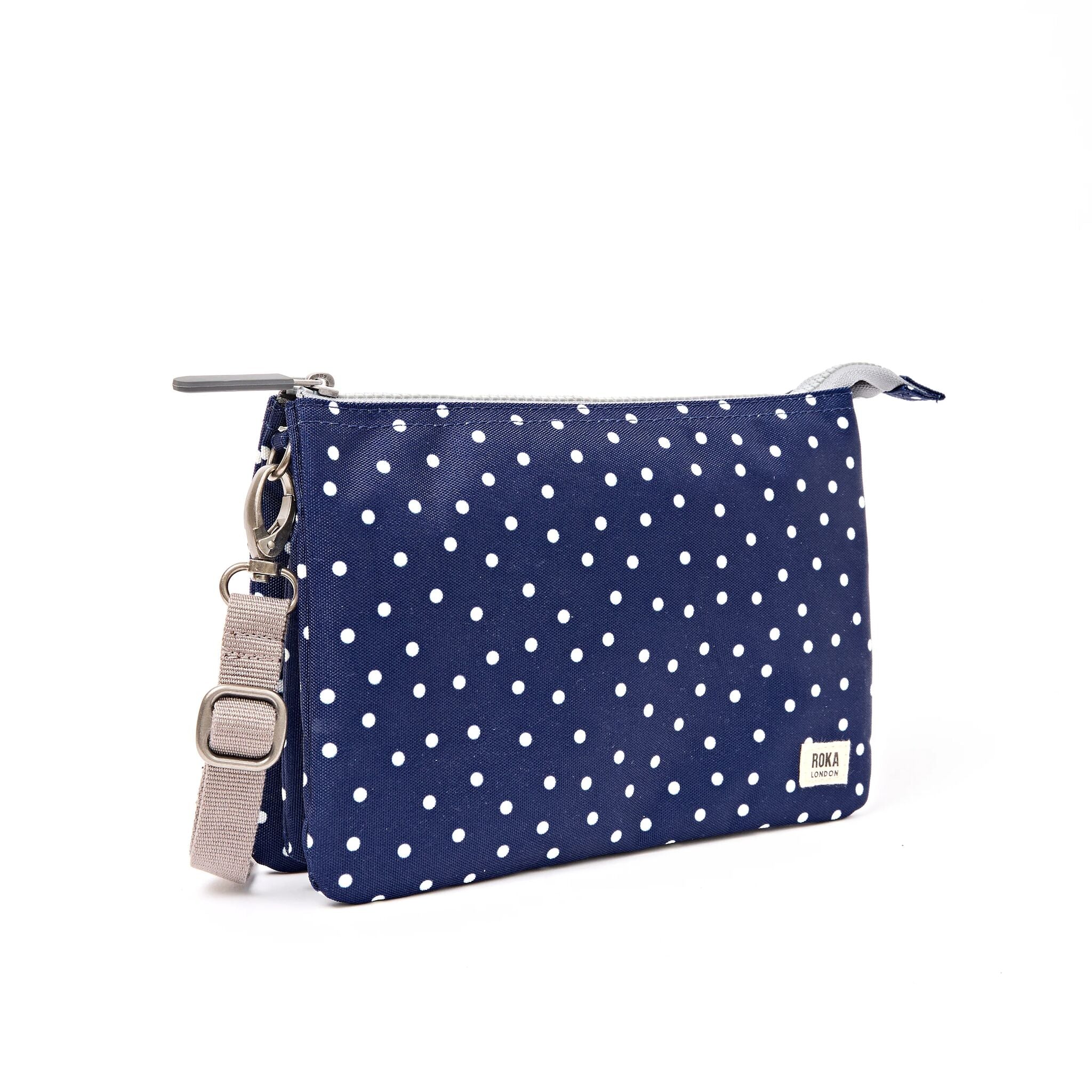 ROKA London - Carnaby XL XL Carnaby crossbody-väska #Färg_Navy_Polka_Dot