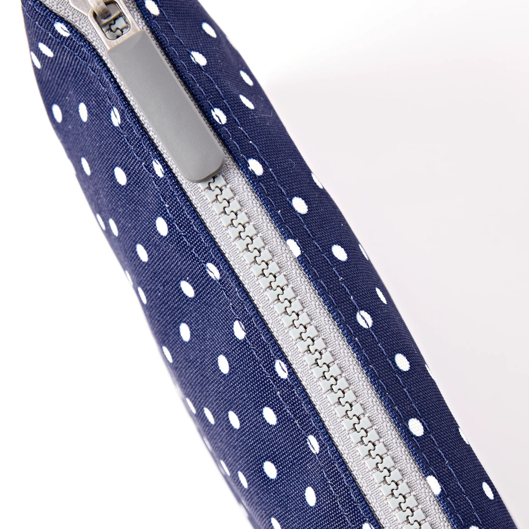 ROKA London - Carnaby XL XL Carnaby crossbody-väska #Färg_Navy_Polka_Dot