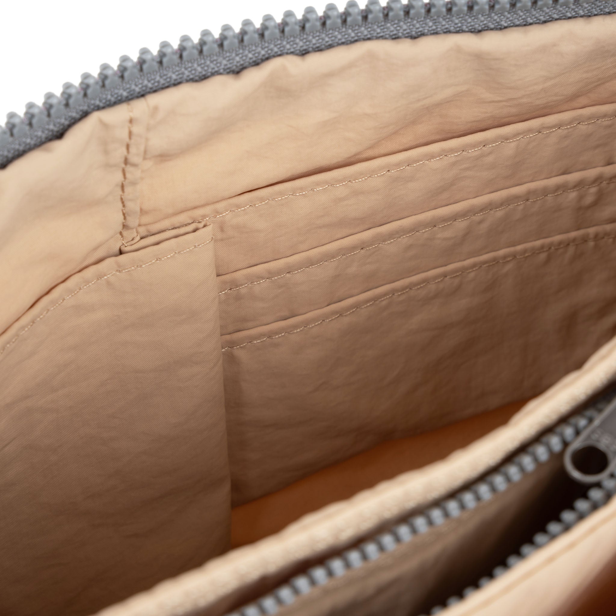 ROKA London - Carnaby XL XL Carnaby crossbody-väska #Färg_Biscotti