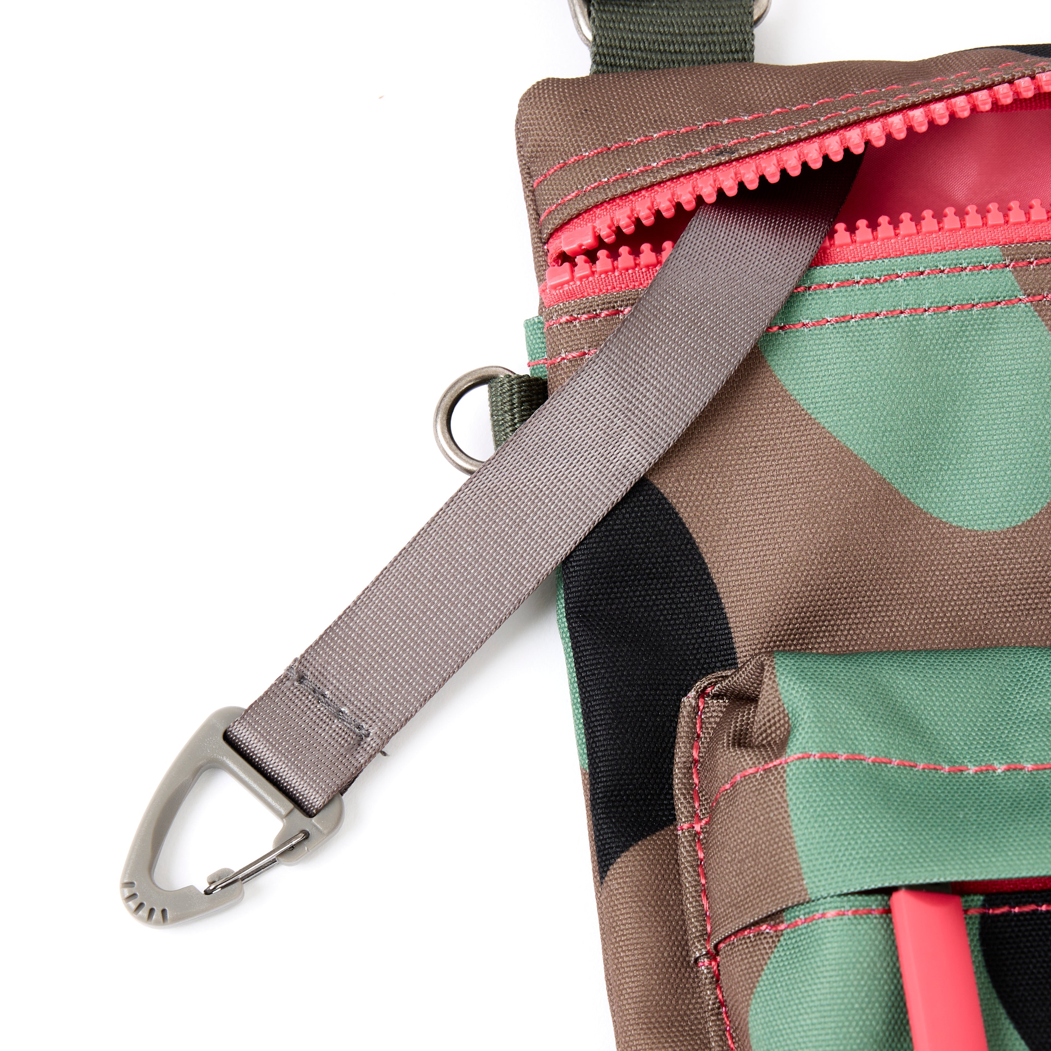 ROKA London - Chelsea B M crossbody-väska #Färg_Vintage_Camo