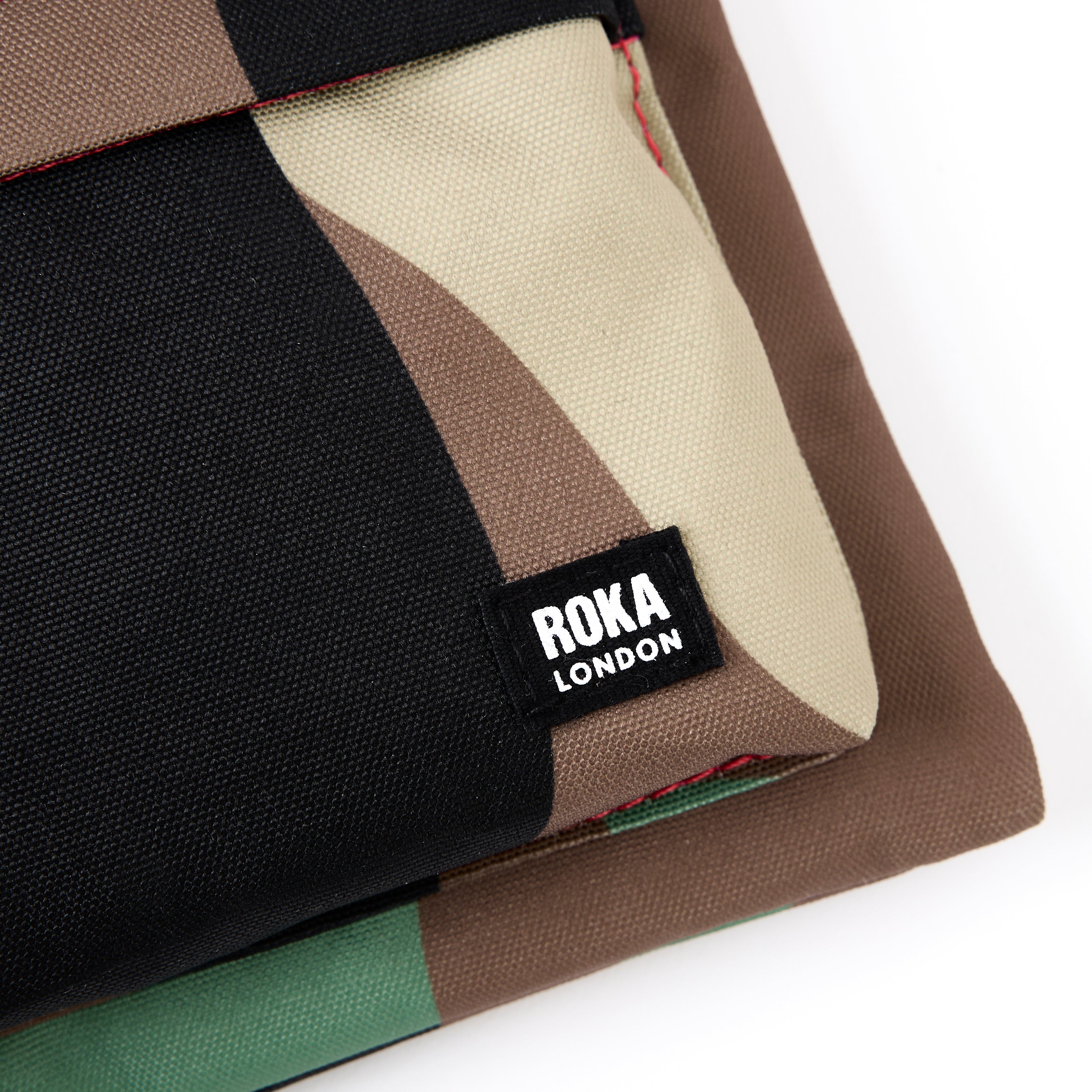 ROKA London - Chelsea B M crossbody-väska #Färg_Vintage_Camo