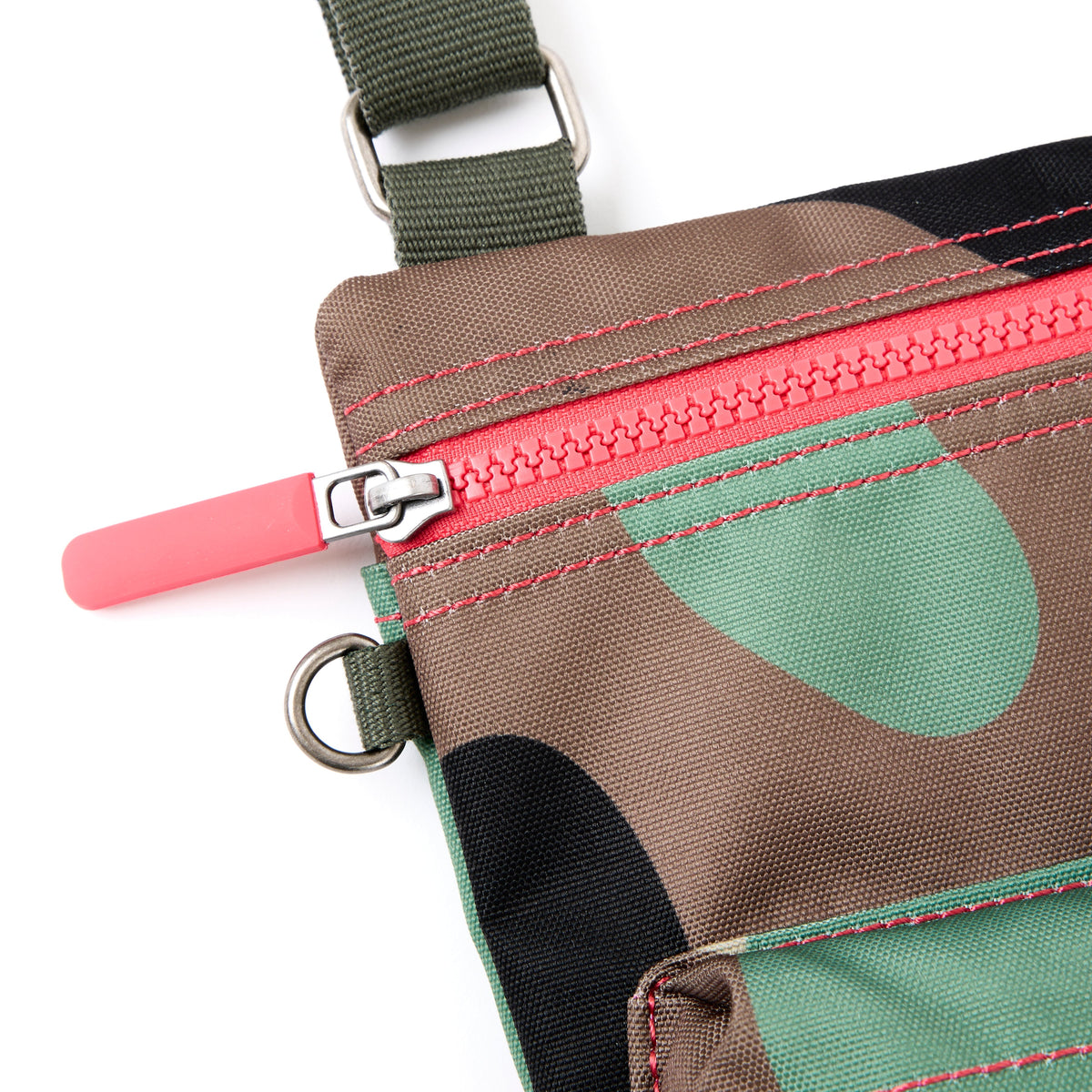 ROKA London - Chelsea B M crossbody-väska #Färg_Vintage_Camo