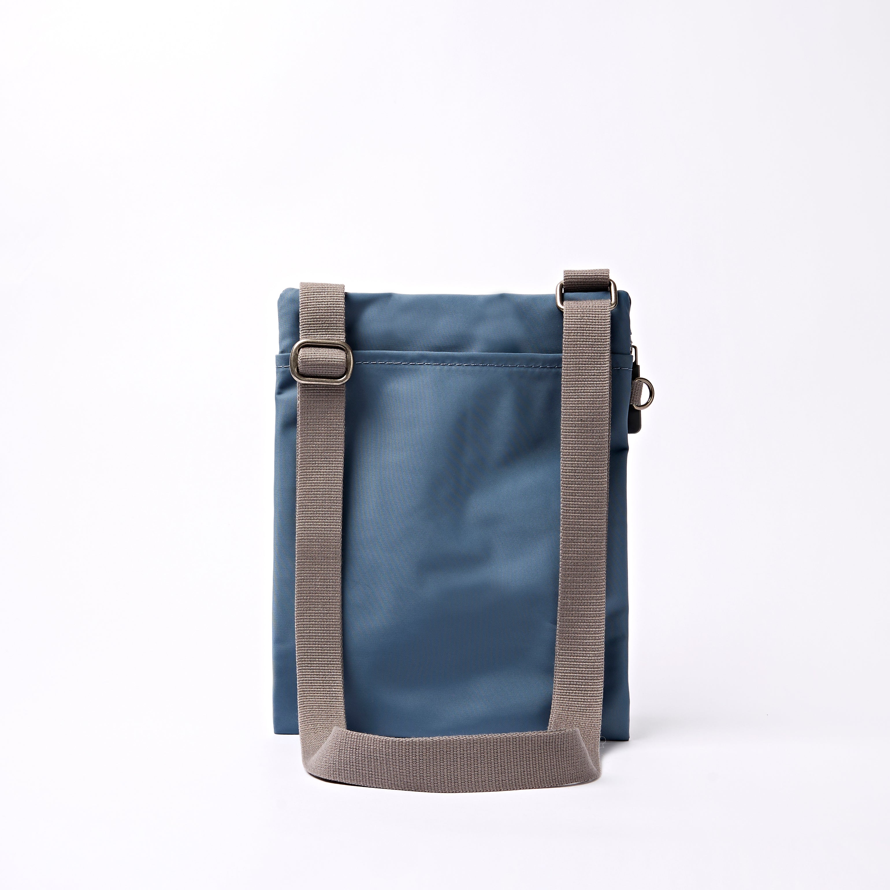 ROKA London - Chelsea B M crossbody-väska #Färg_Airforce