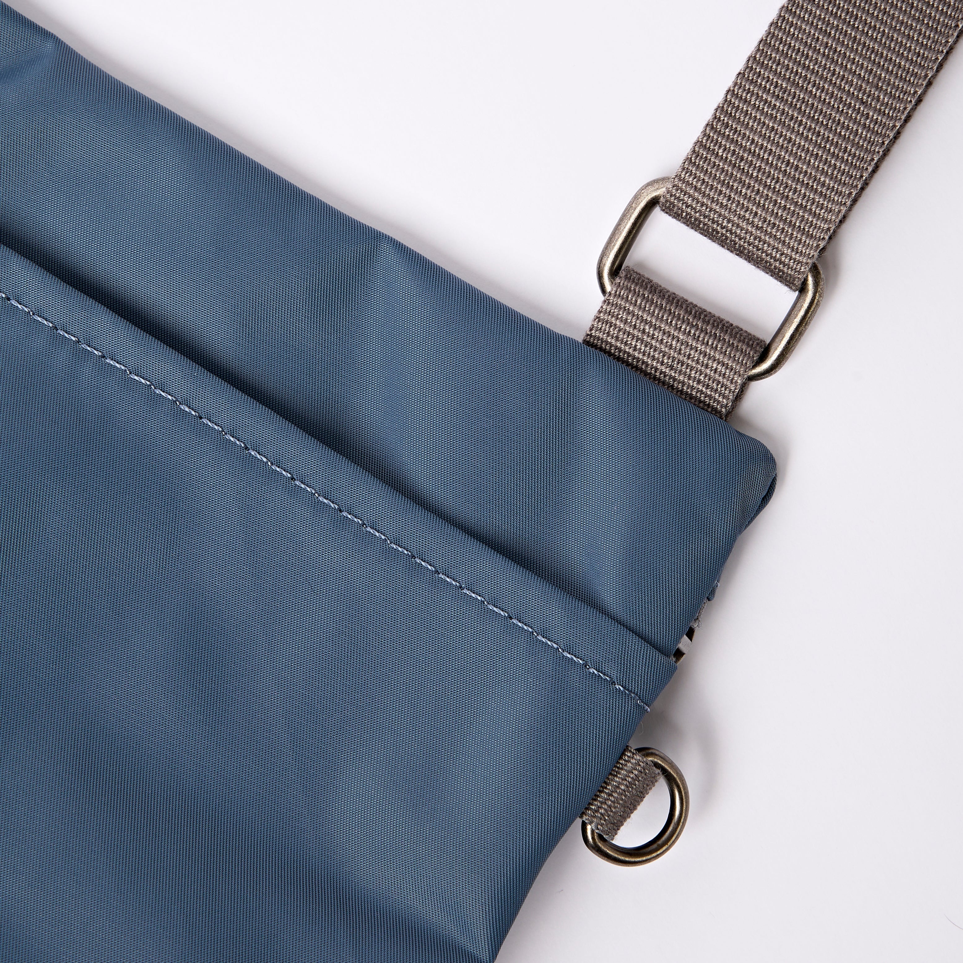ROKA London - Chelsea B M crossbody-väska #Färg_Airforce