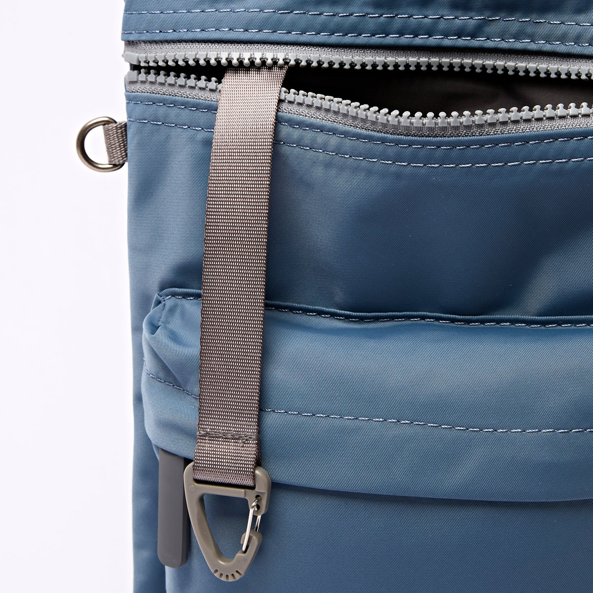 ROKA London - Chelsea B M crossbody-väska #Färg_Airforce