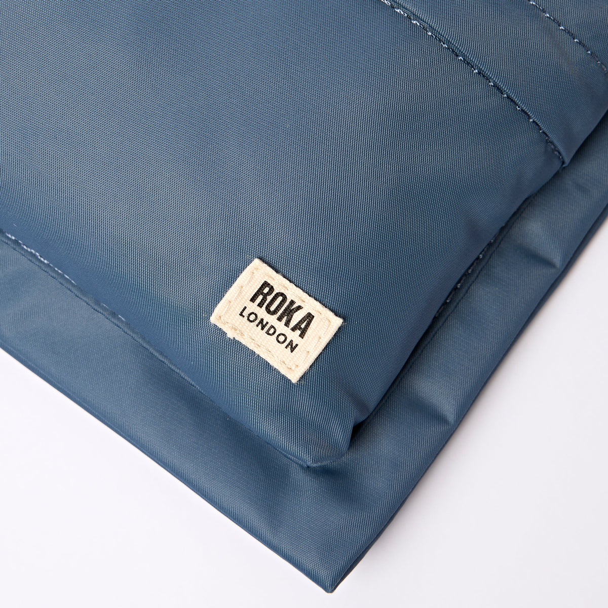 ROKA London - Chelsea B M crossbody-väska #Färg_Airforce