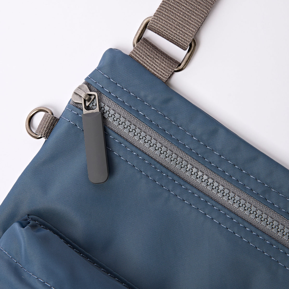 ROKA London - Chelsea B M crossbody-väska #Färg_Airforce