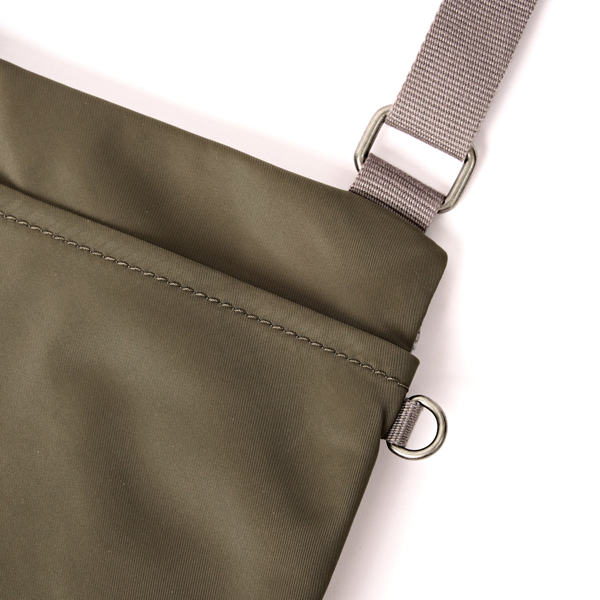 ROKA London - Chelsea B M crossbody-väska #Färg_Army