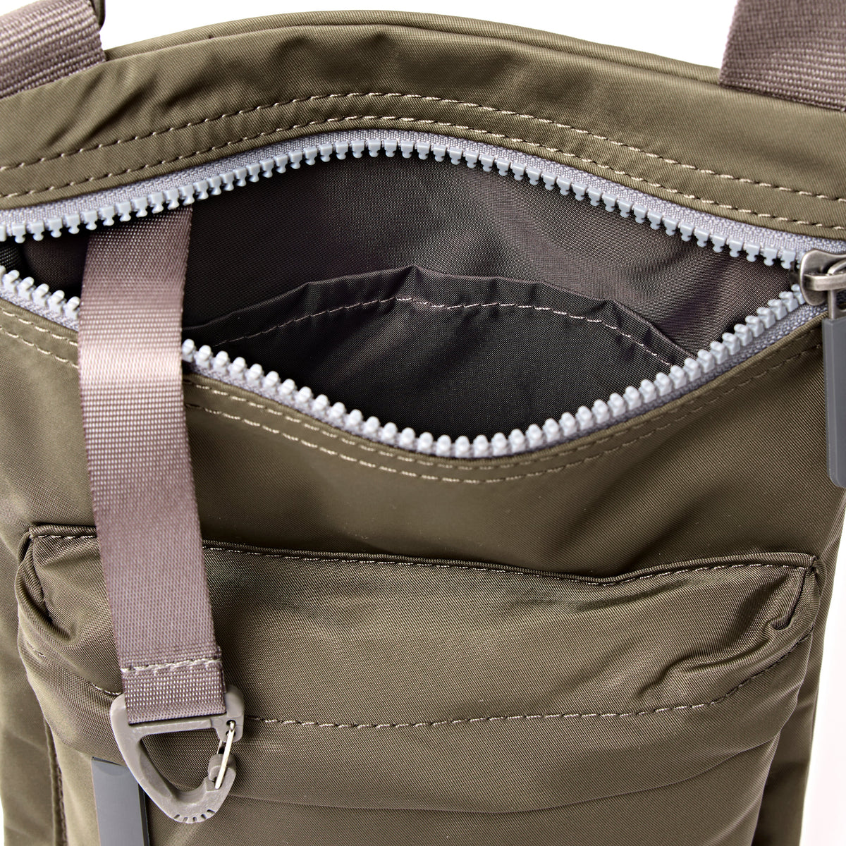 ROKA London - Chelsea B M crossbody-väska #Färg_Army