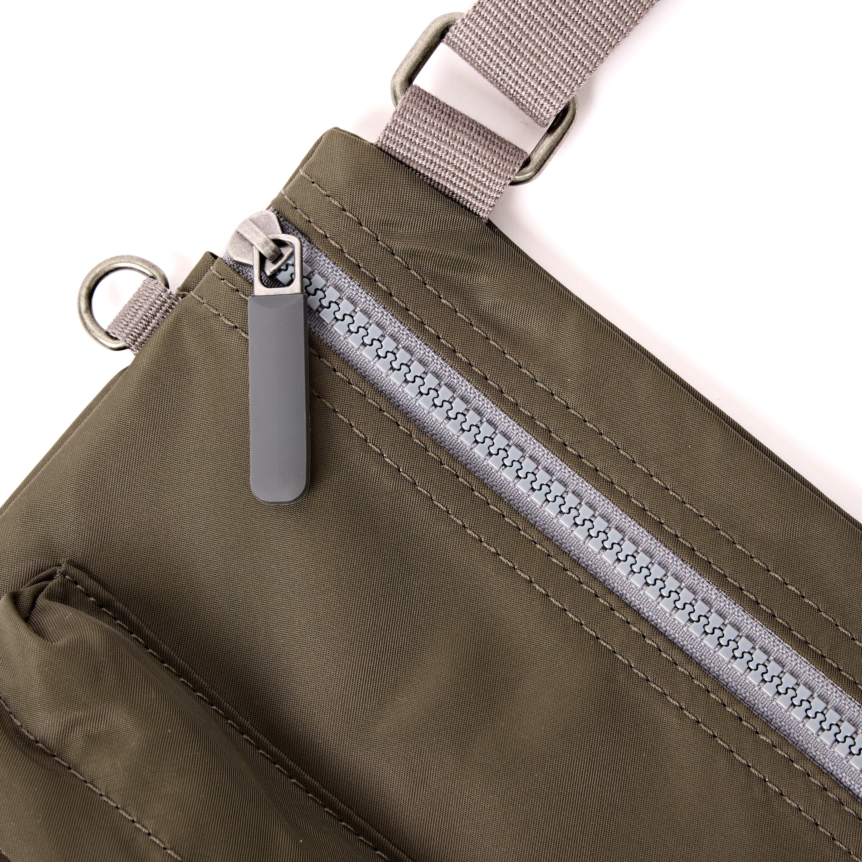 ROKA London - Chelsea B M crossbody-väska #Färg_Army