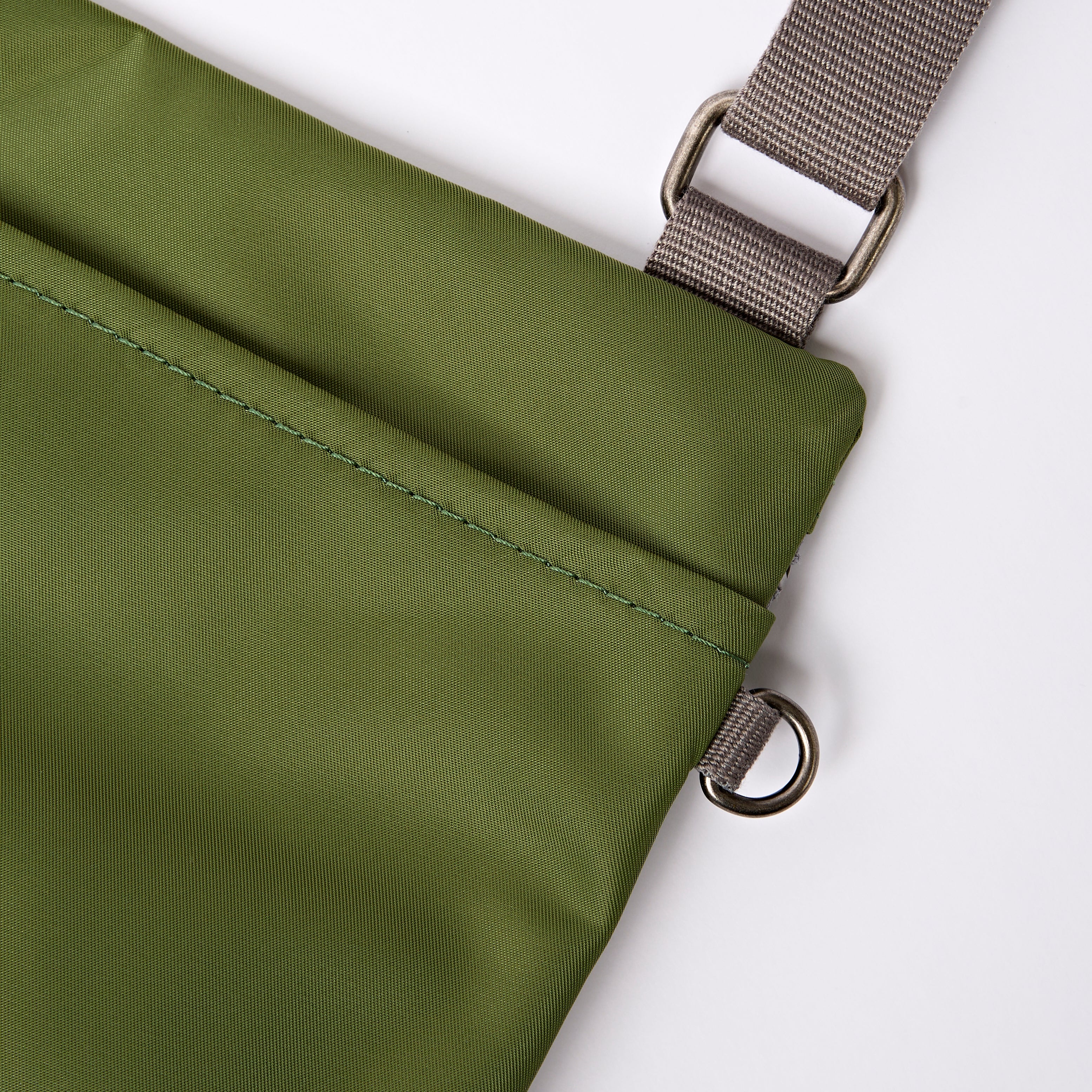 ROKA London - Chelsea B M crossbody-väska #Färg_Avocado