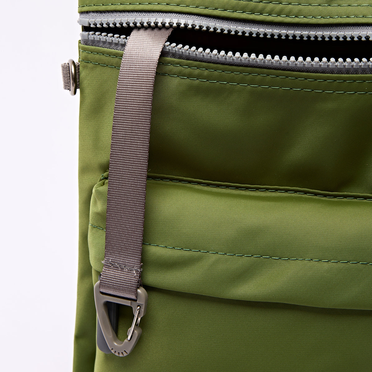 ROKA London - Chelsea B M crossbody-väska #Färg_Avocado