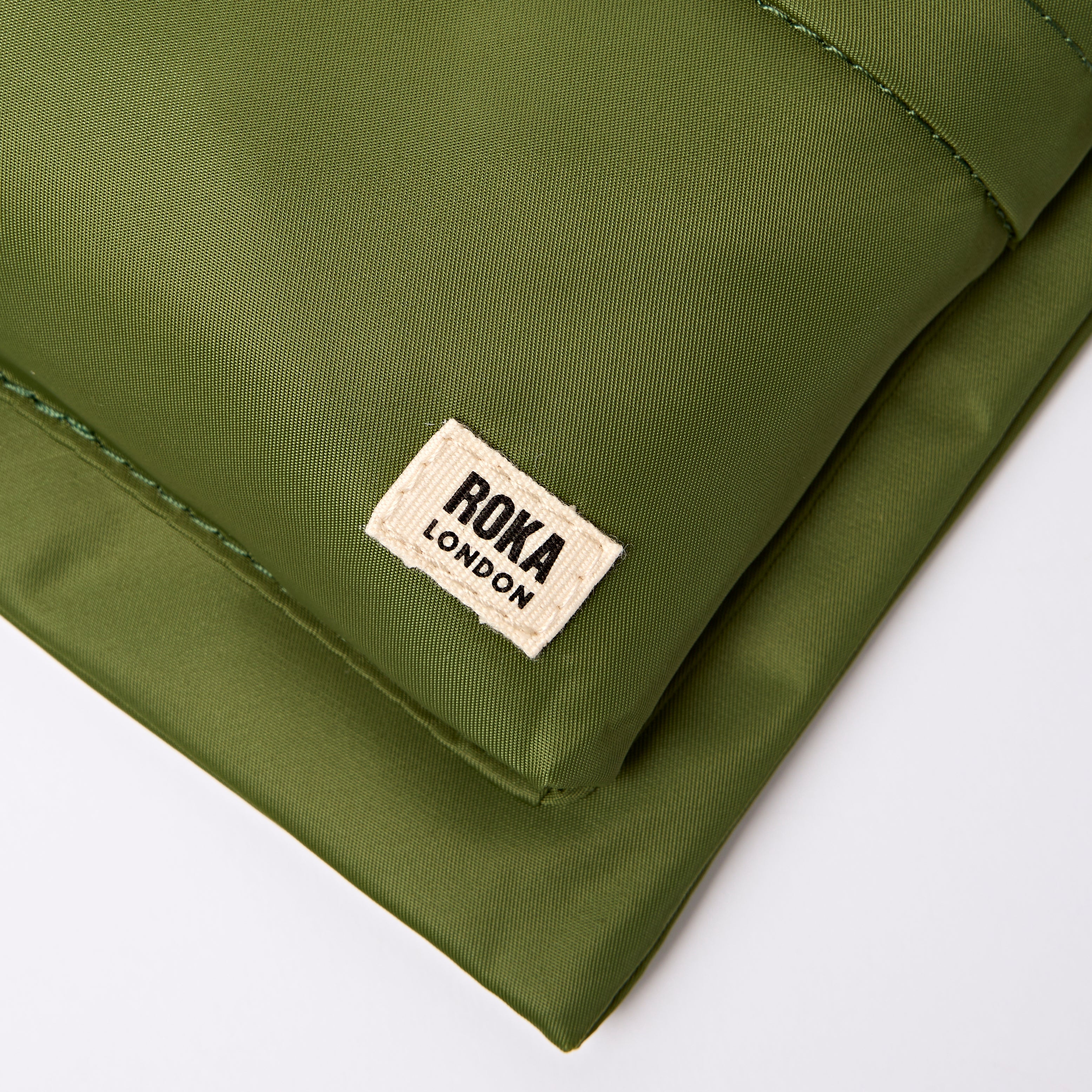 ROKA London - Chelsea B M crossbody-väska #Färg_Avocado