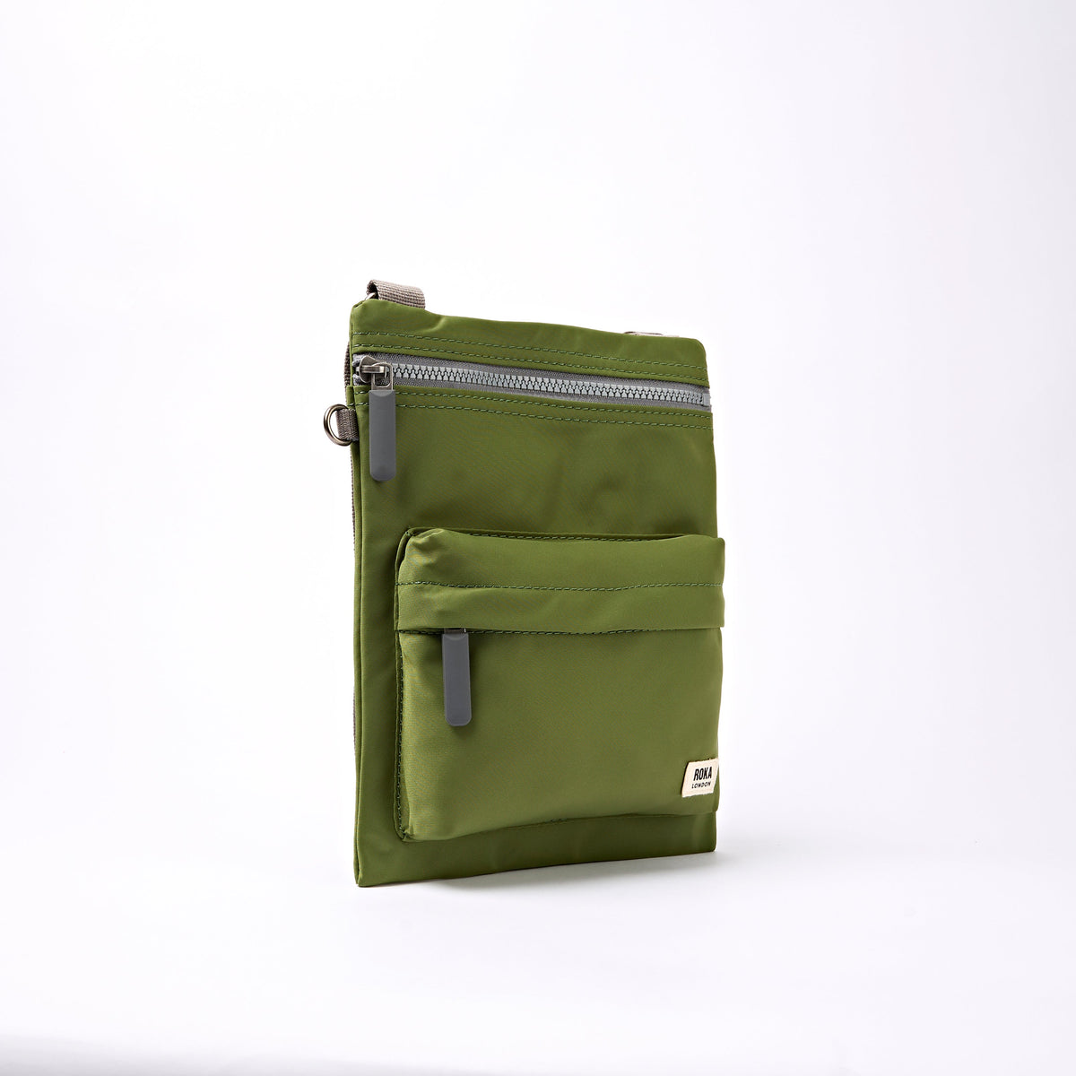 ROKA London - Chelsea B M crossbody-väska #Färg_Avocado