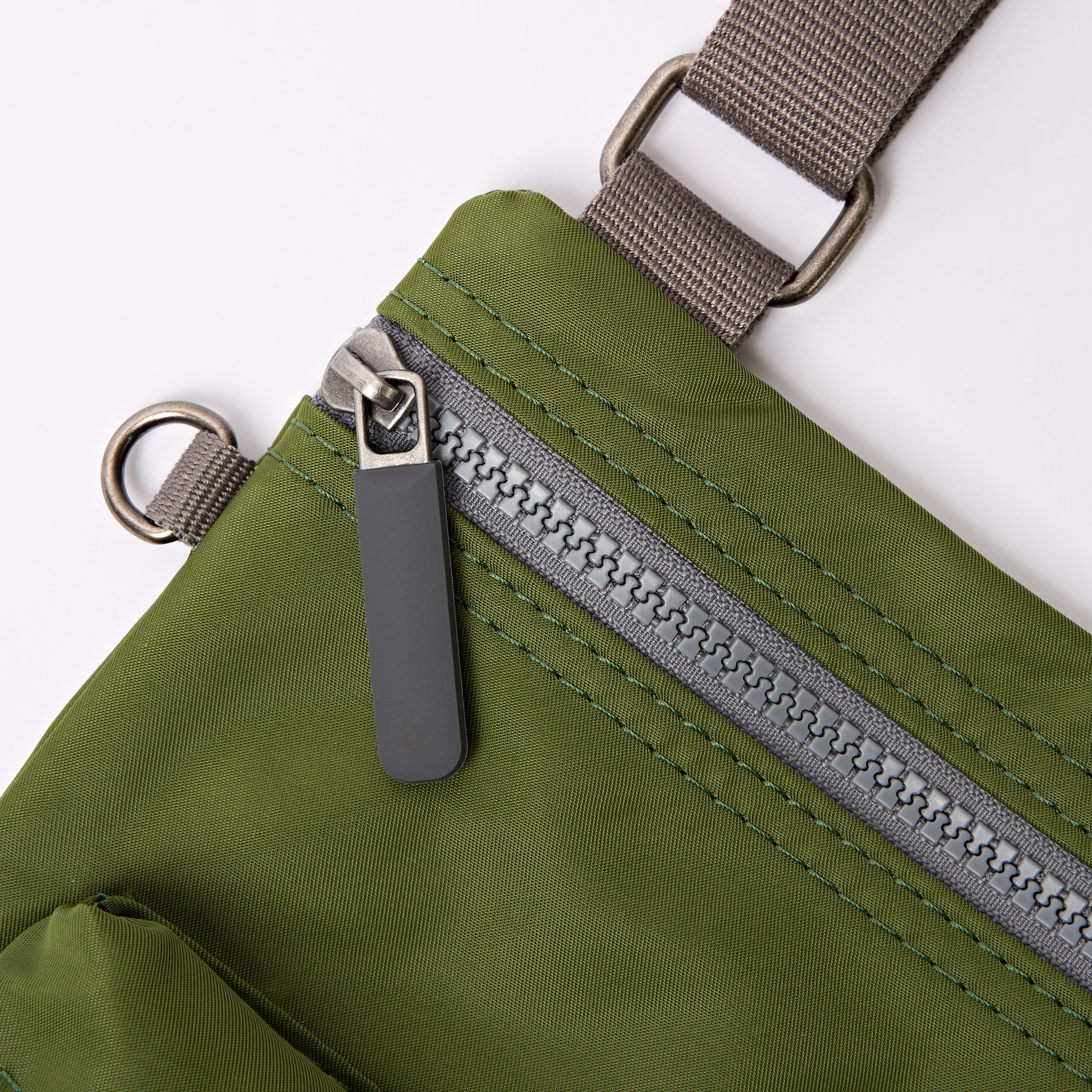 ROKA London - Chelsea B M crossbody-väska #Färg_Avocado