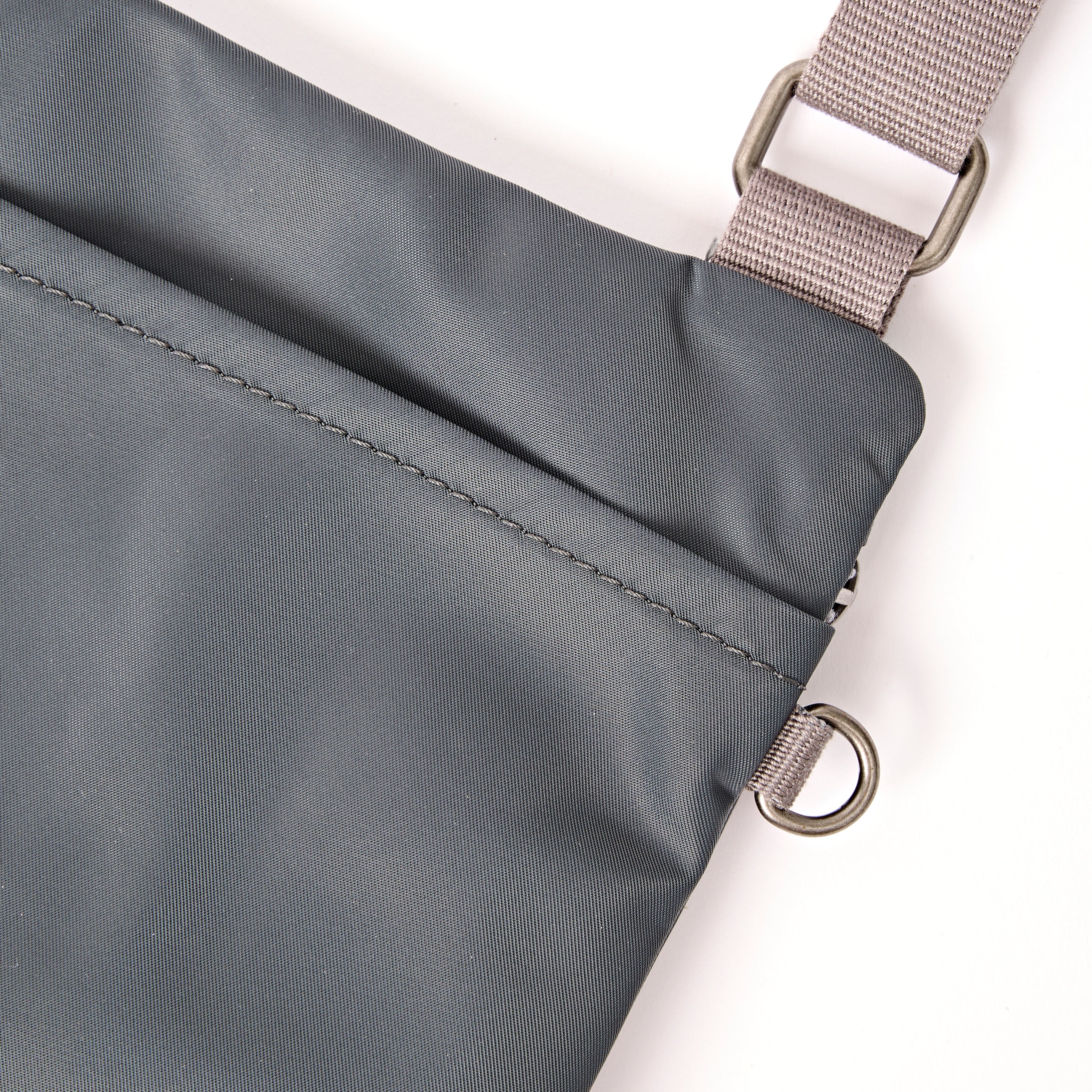 ROKA London - Chelsea B M crossbody-väska #Färg_Beluga