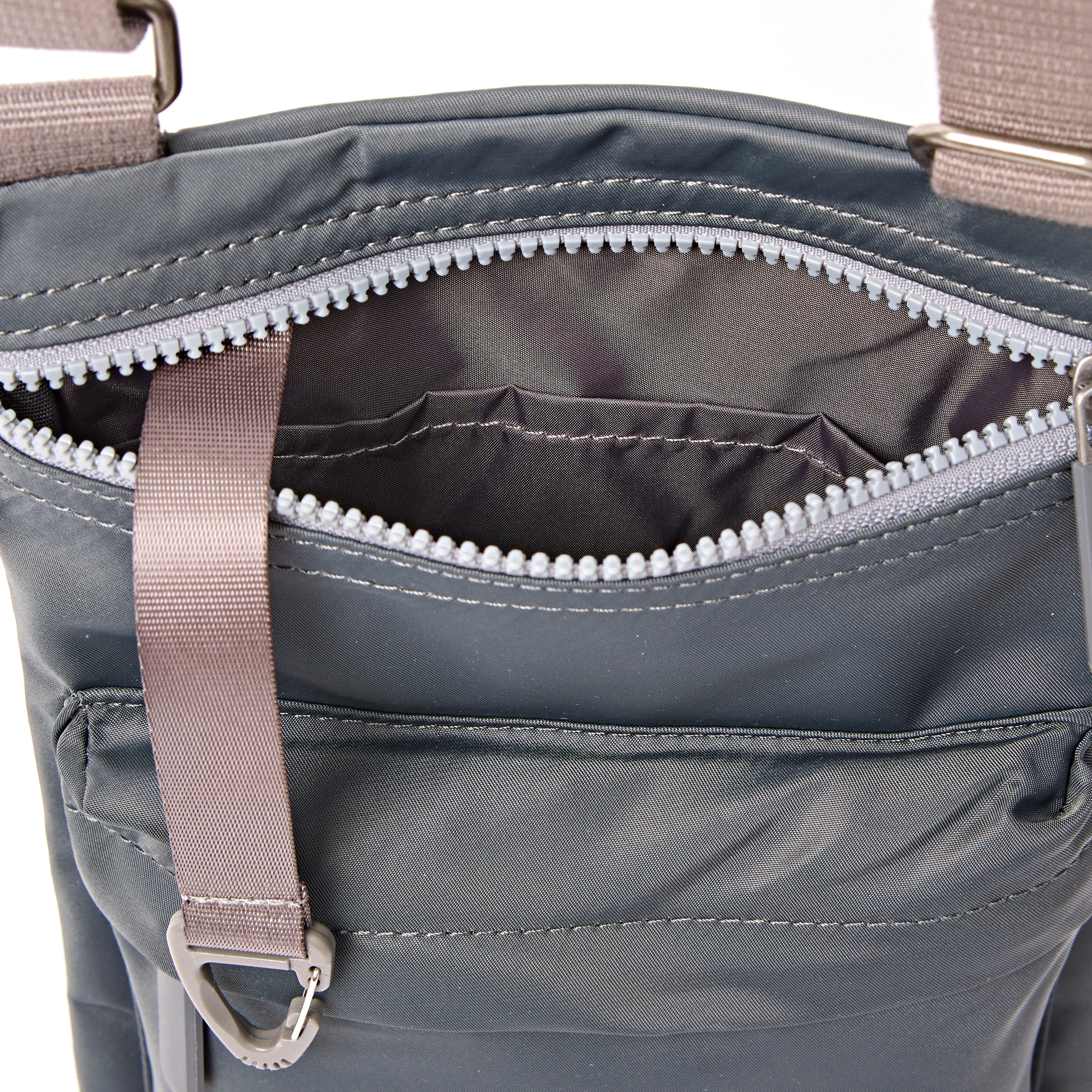 ROKA London - Chelsea B M crossbody-väska #Färg_Beluga