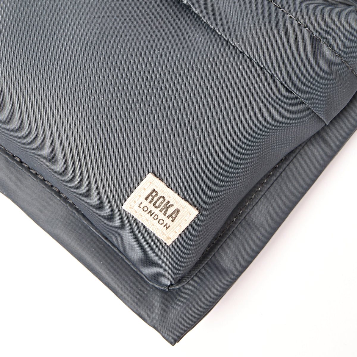 ROKA London - Chelsea B M crossbody-väska #Färg_Beluga
