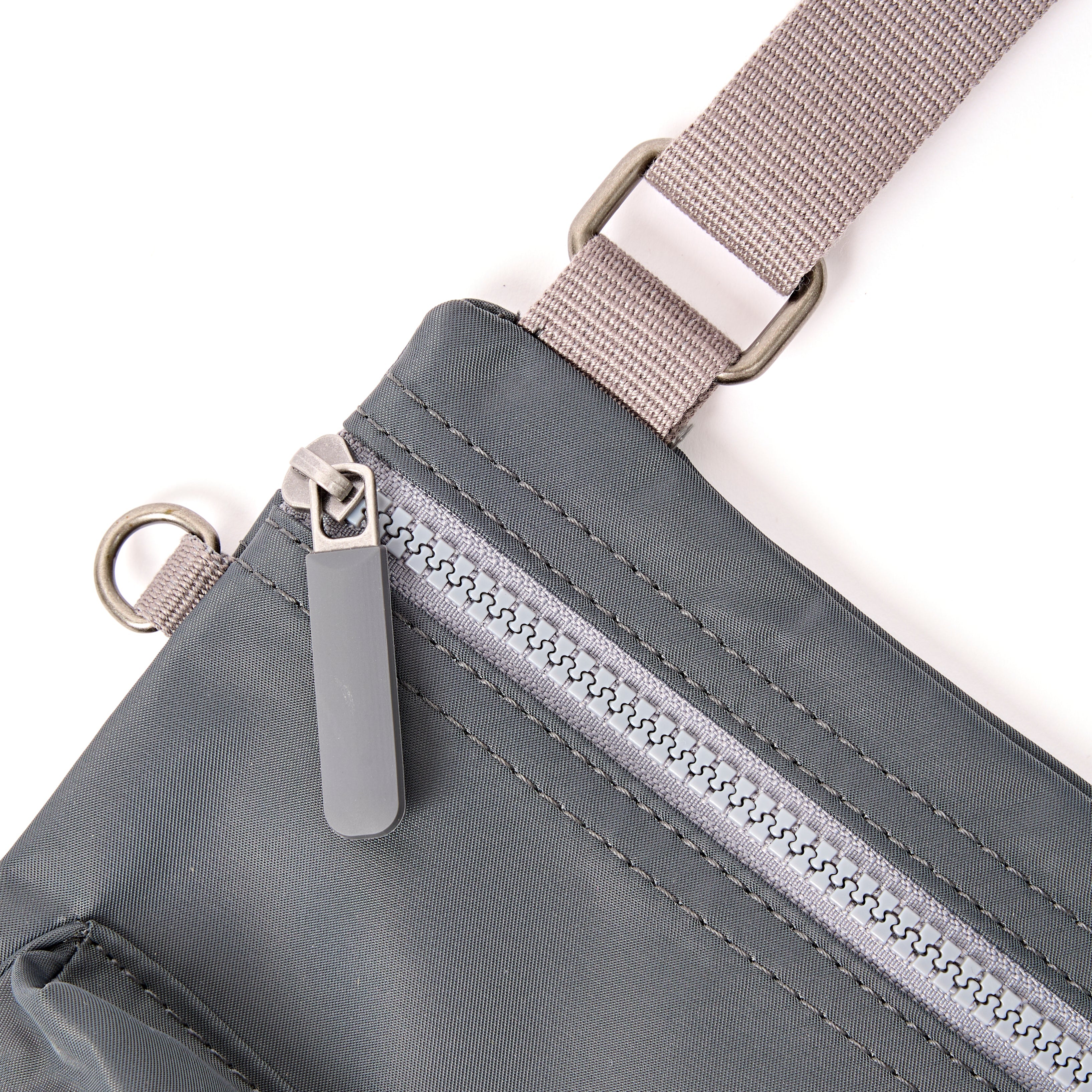 ROKA London - Chelsea B M crossbody-väska #Färg_Beluga