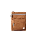 ROKA London - Chelsea B M crossbody-väska #Färg_Biscuit
