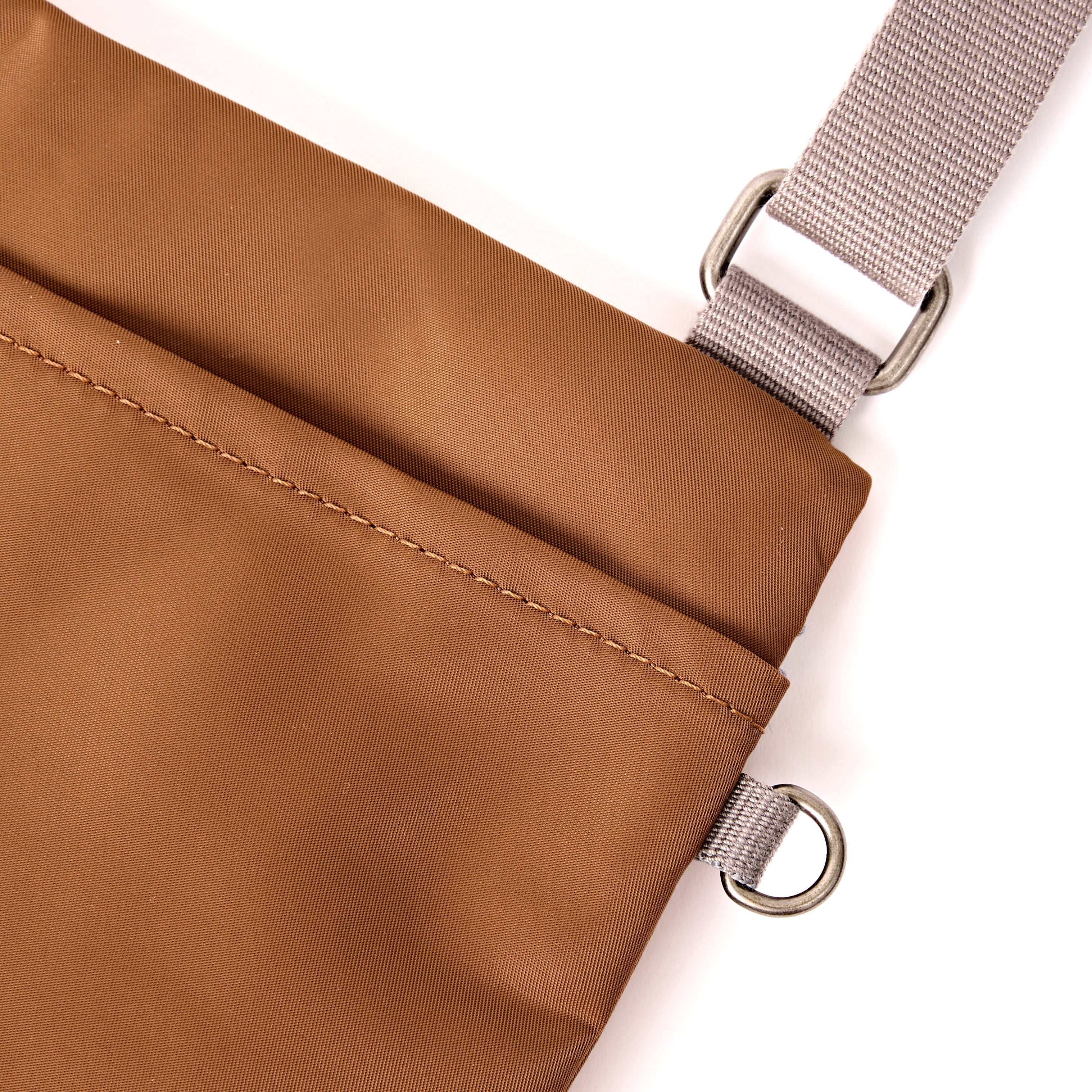 ROKA London - Chelsea B M crossbody-väska #Färg_Biscuit