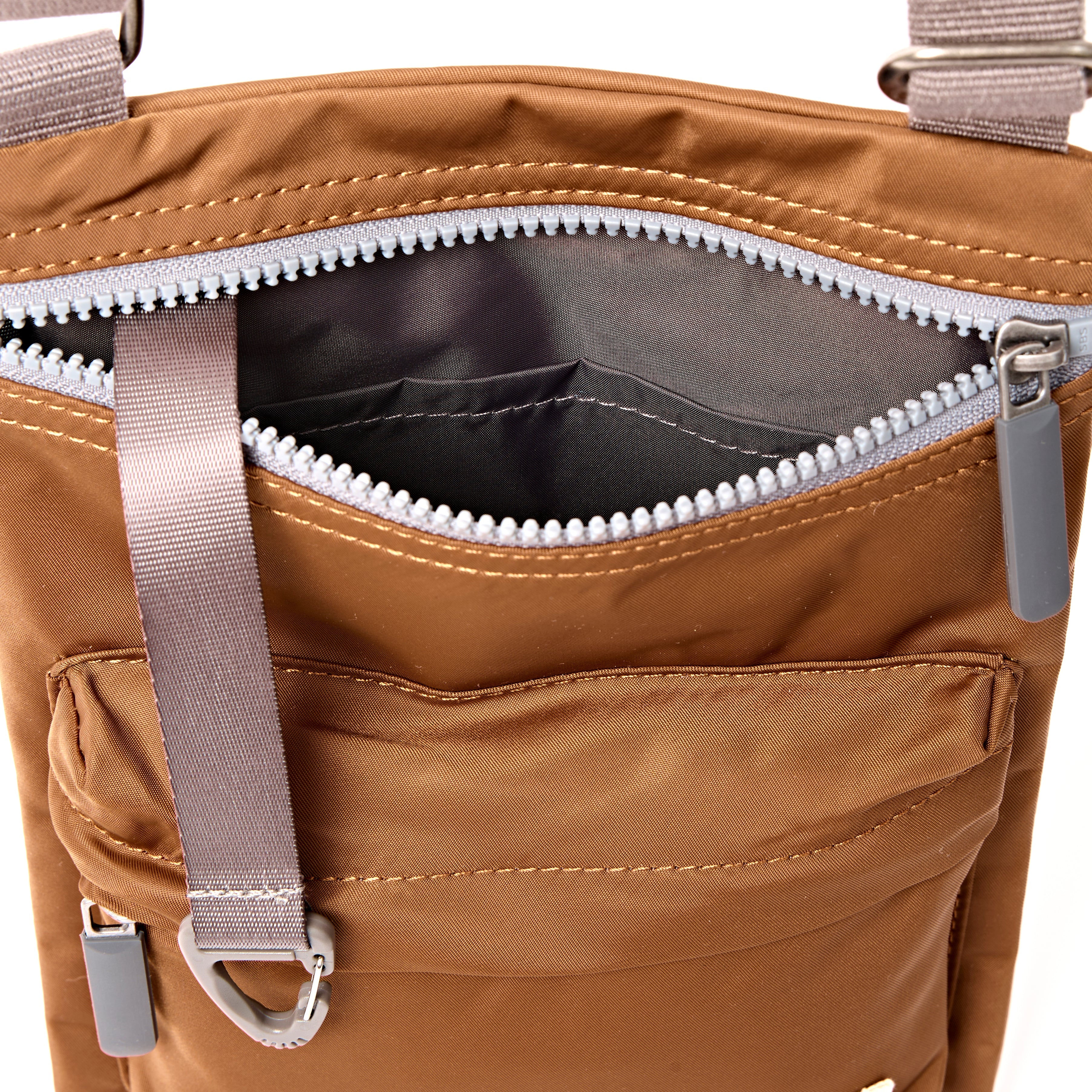 ROKA London - Chelsea B M crossbody-väska #Färg_Biscuit