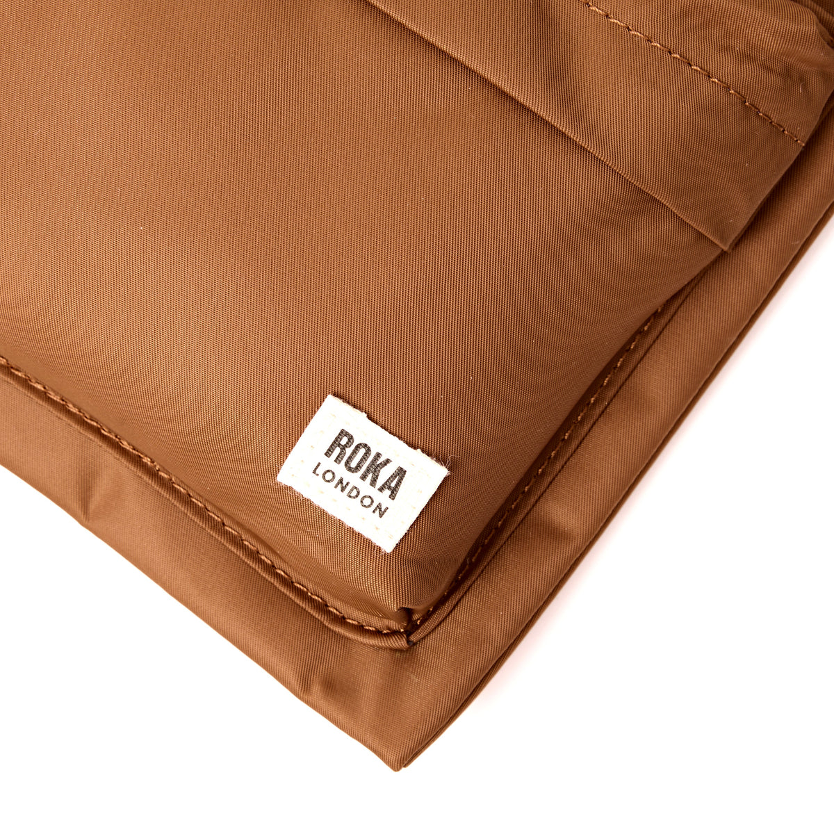 ROKA London - Chelsea B M crossbody-väska #Färg_Biscuit