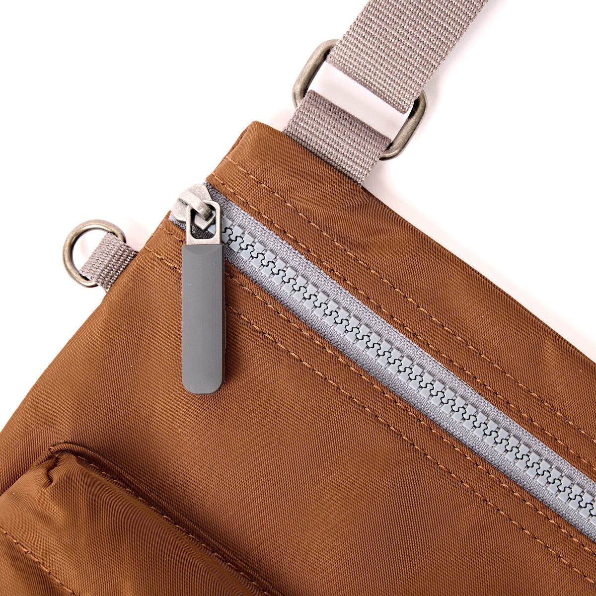 ROKA London - Chelsea B M crossbody-väska #Färg_Biscuit