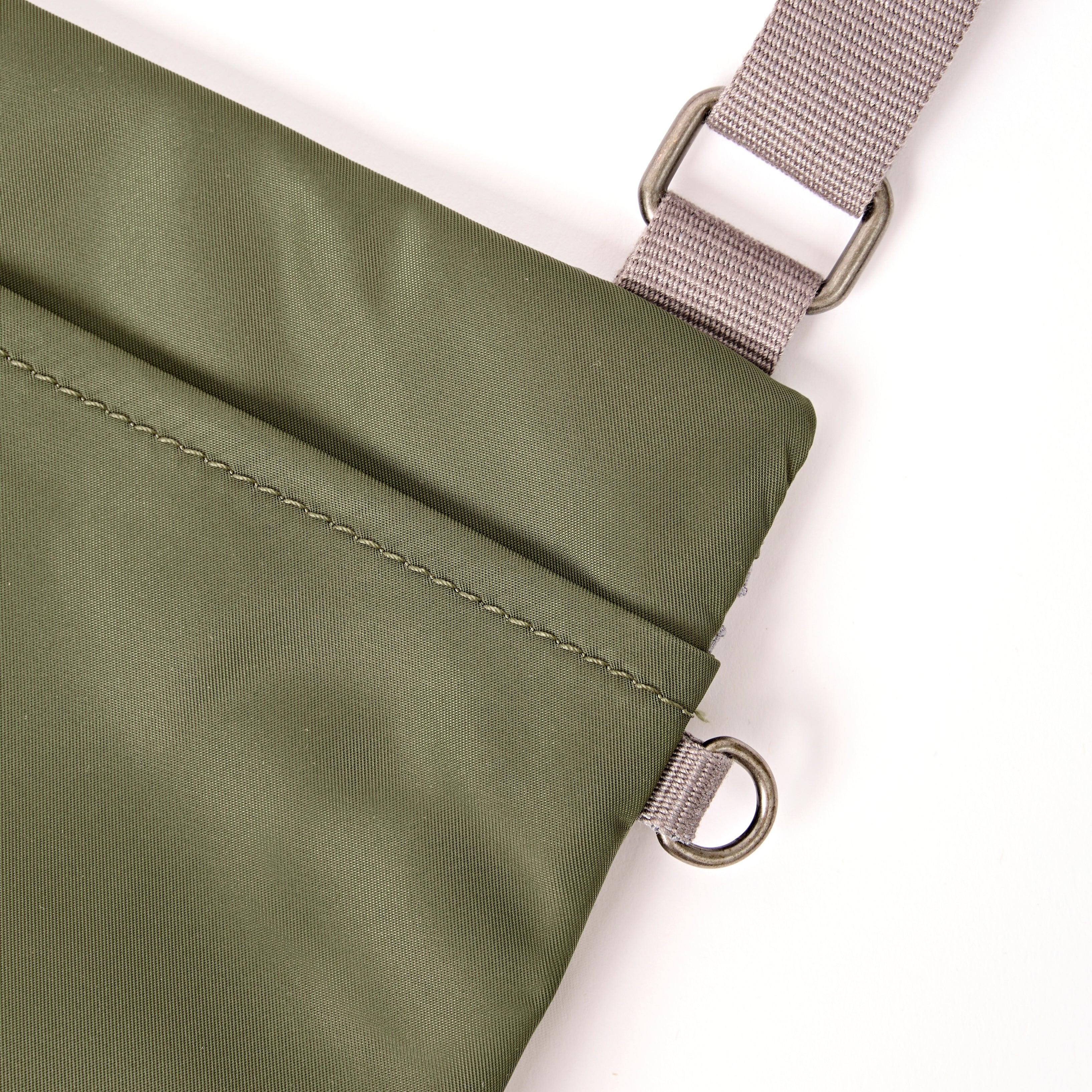 ROKA London - Chelsea B M crossbody-väska #Färg_Chive