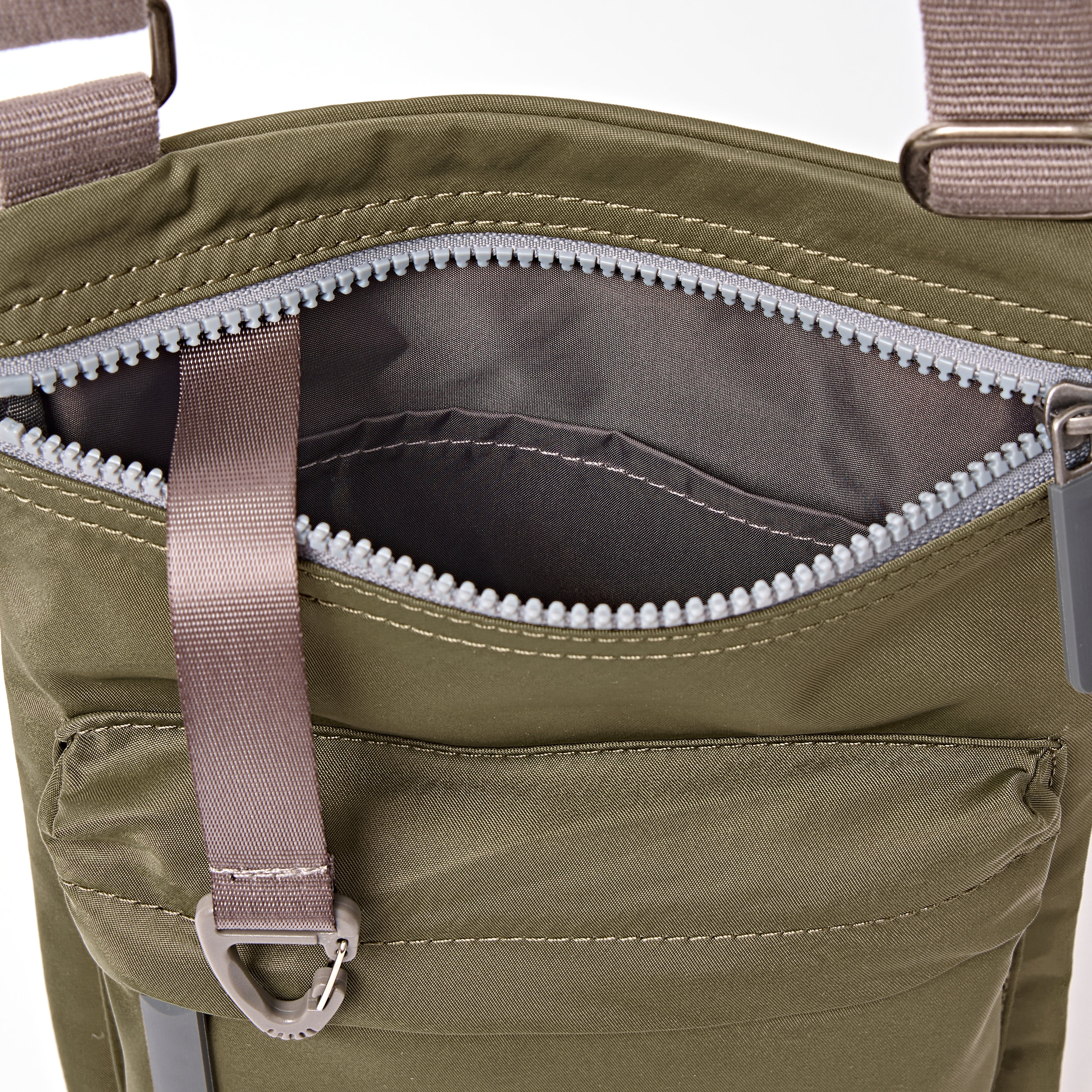 ROKA London - Chelsea B M crossbody-väska #Färg_Chive