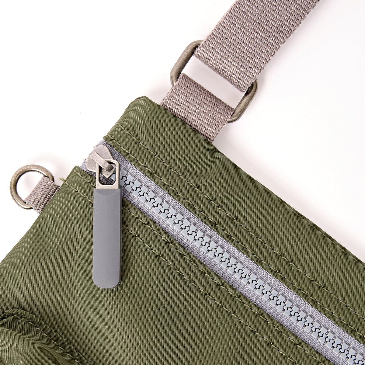ROKA London - Chelsea B M crossbody-väska #Färg_Chive