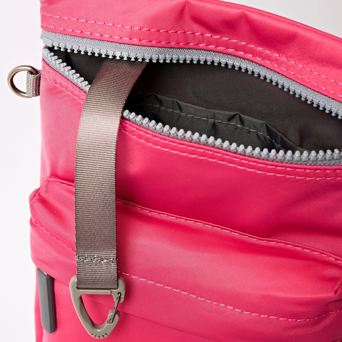 ROKA London - Chelsea B M crossbody-väska #Färg_Granita_Red