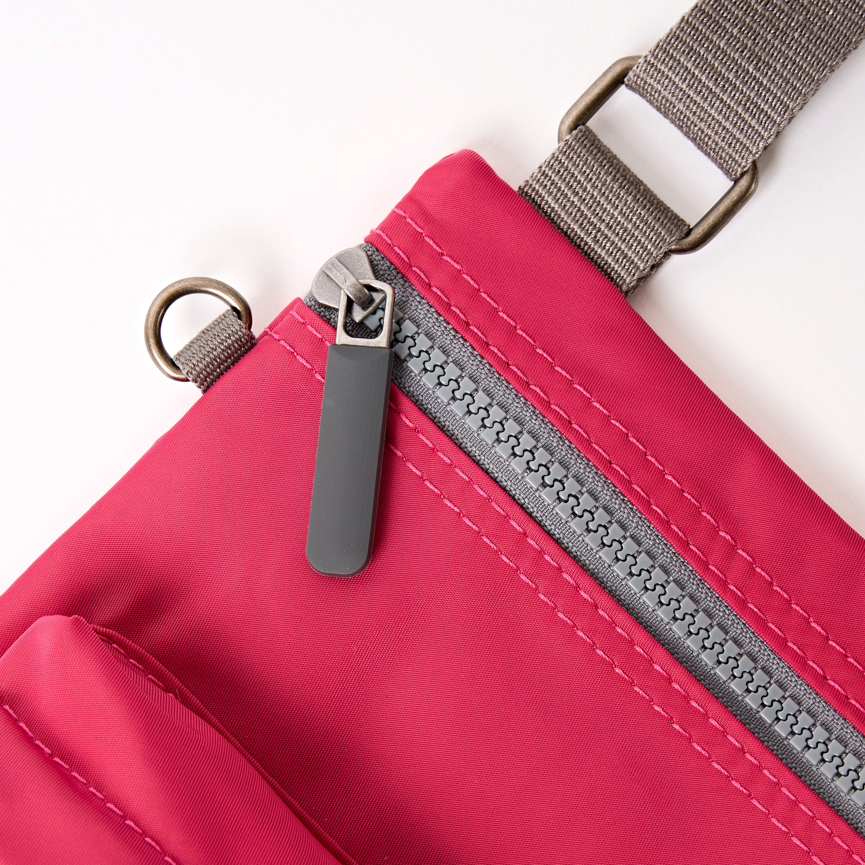 ROKA London - Chelsea B M crossbody-väska #Färg_Granita_Red