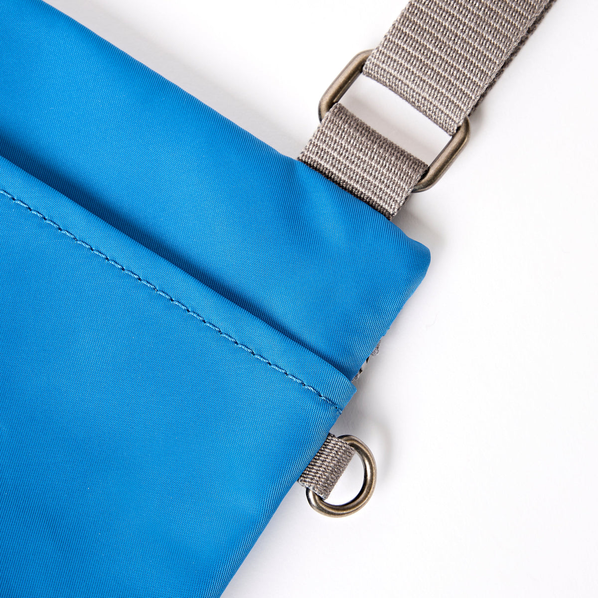 ROKA London - Chelsea B M crossbody-väska #Färg_Malibu_Blue