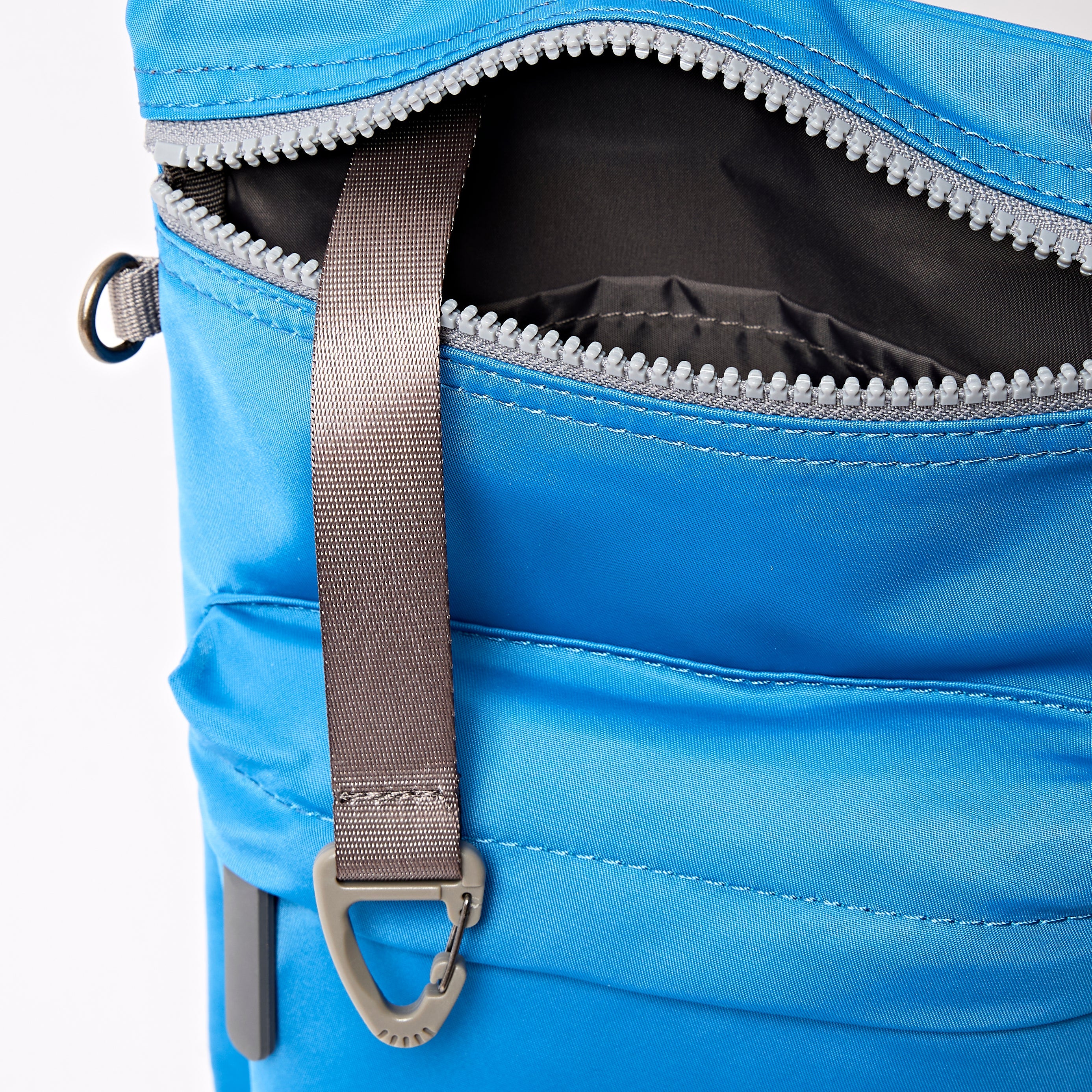ROKA London - Chelsea B M crossbody-väska #Färg_Malibu_Blue