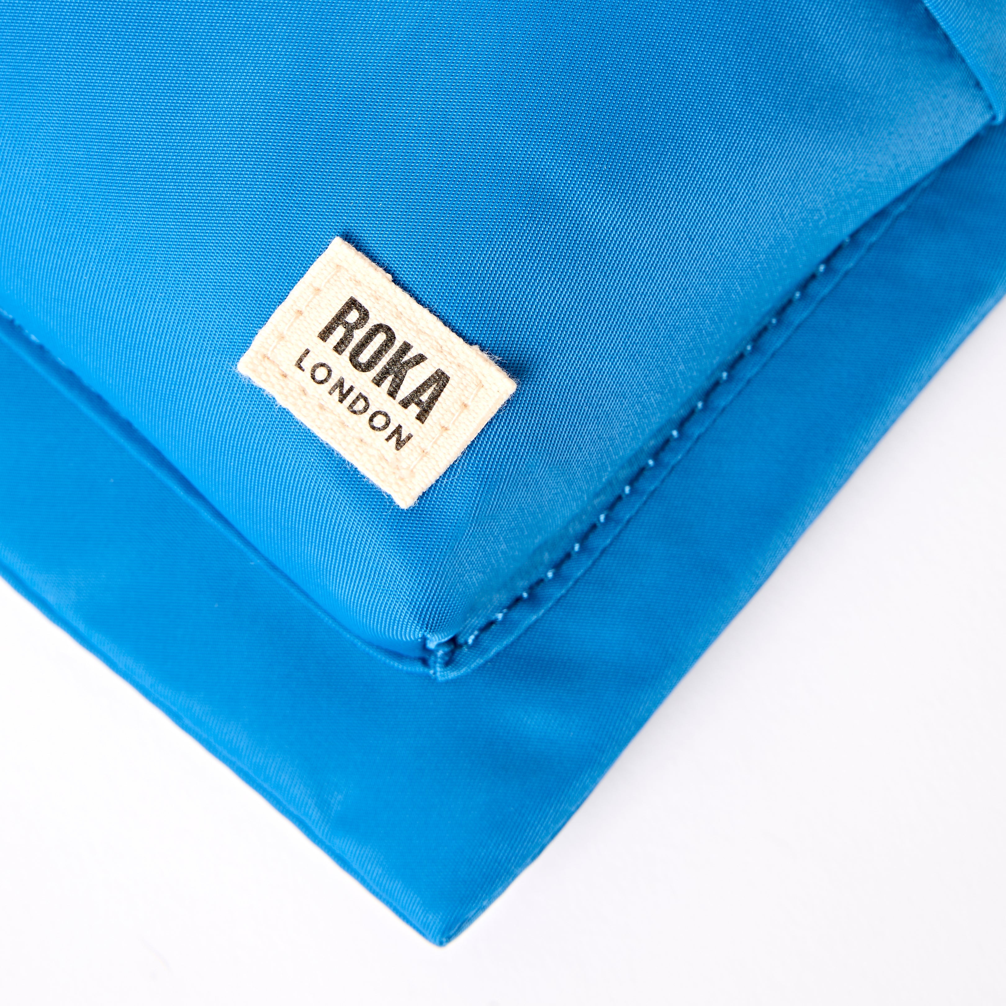 ROKA London - Chelsea B M crossbody-väska #Färg_Malibu_Blue
