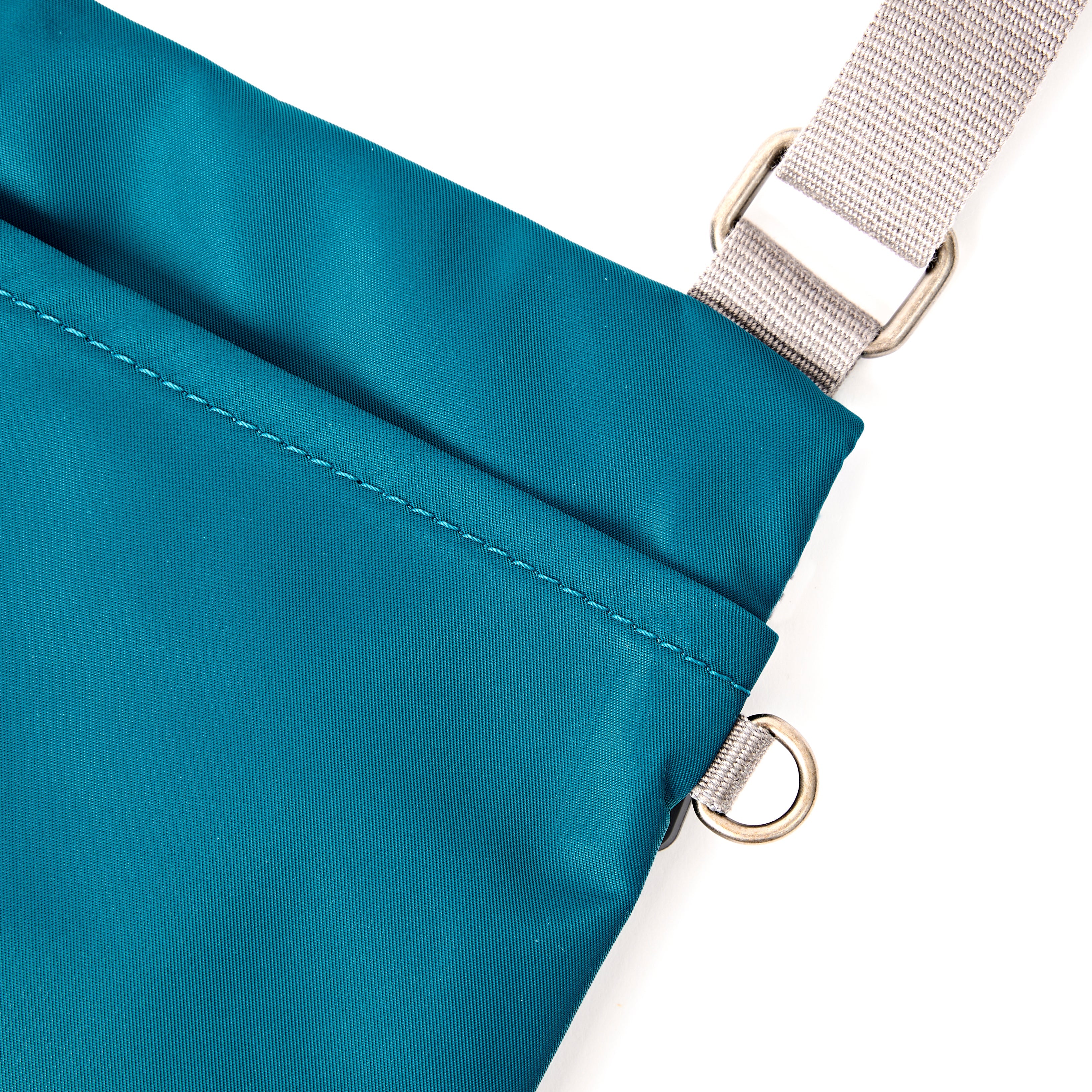 ROKA London - Chelsea B M crossbody-väska #Färg_North_Sea