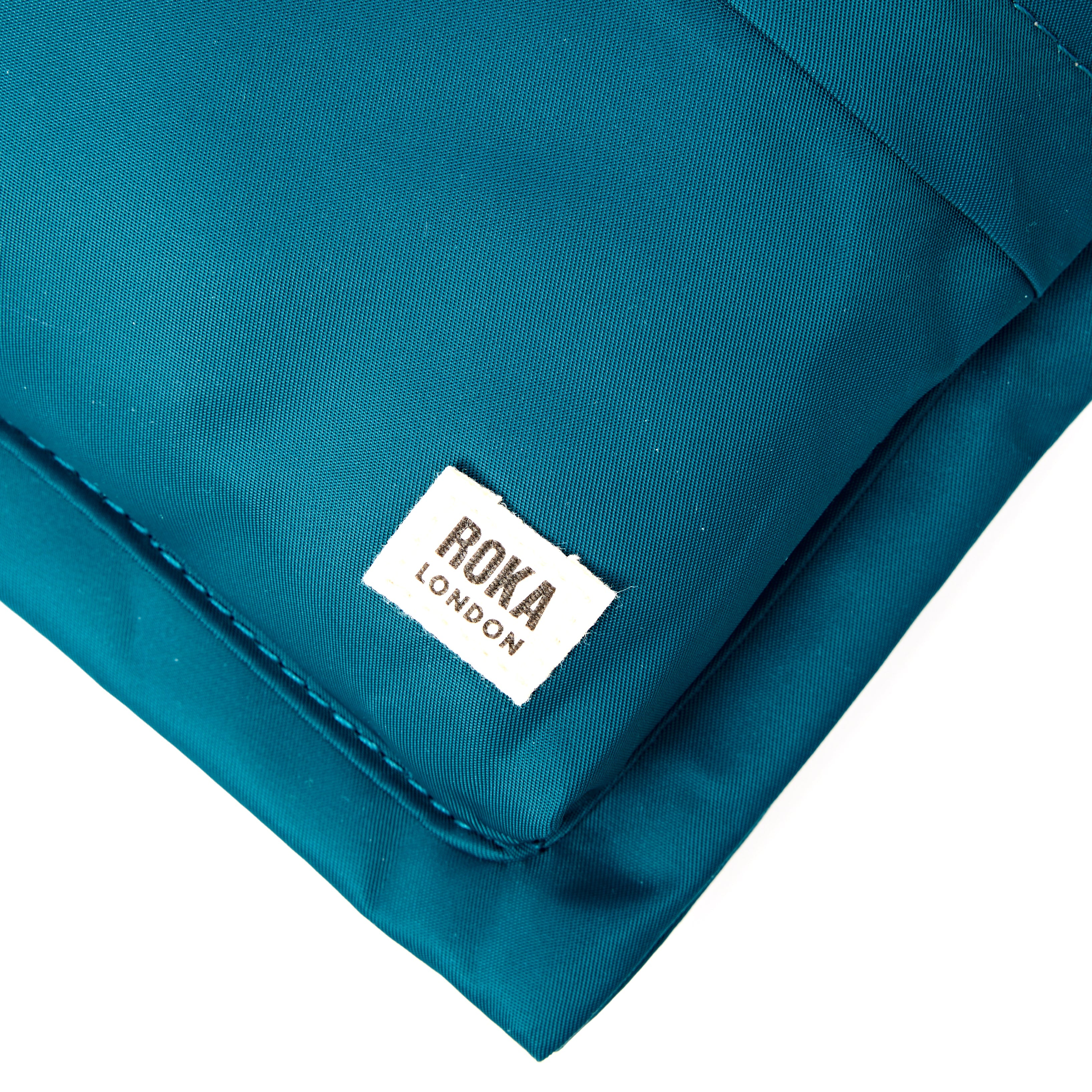 ROKA London - Chelsea B M crossbody-väska #Färg_North_Sea