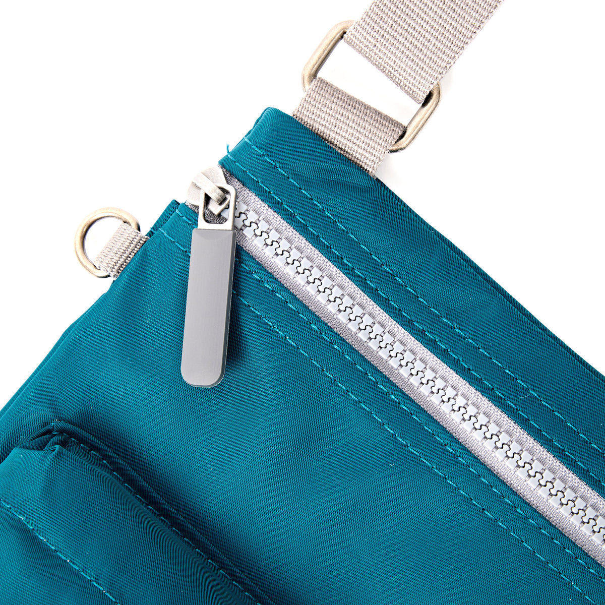 ROKA London - Chelsea B M crossbody-väska #Färg_North_Sea